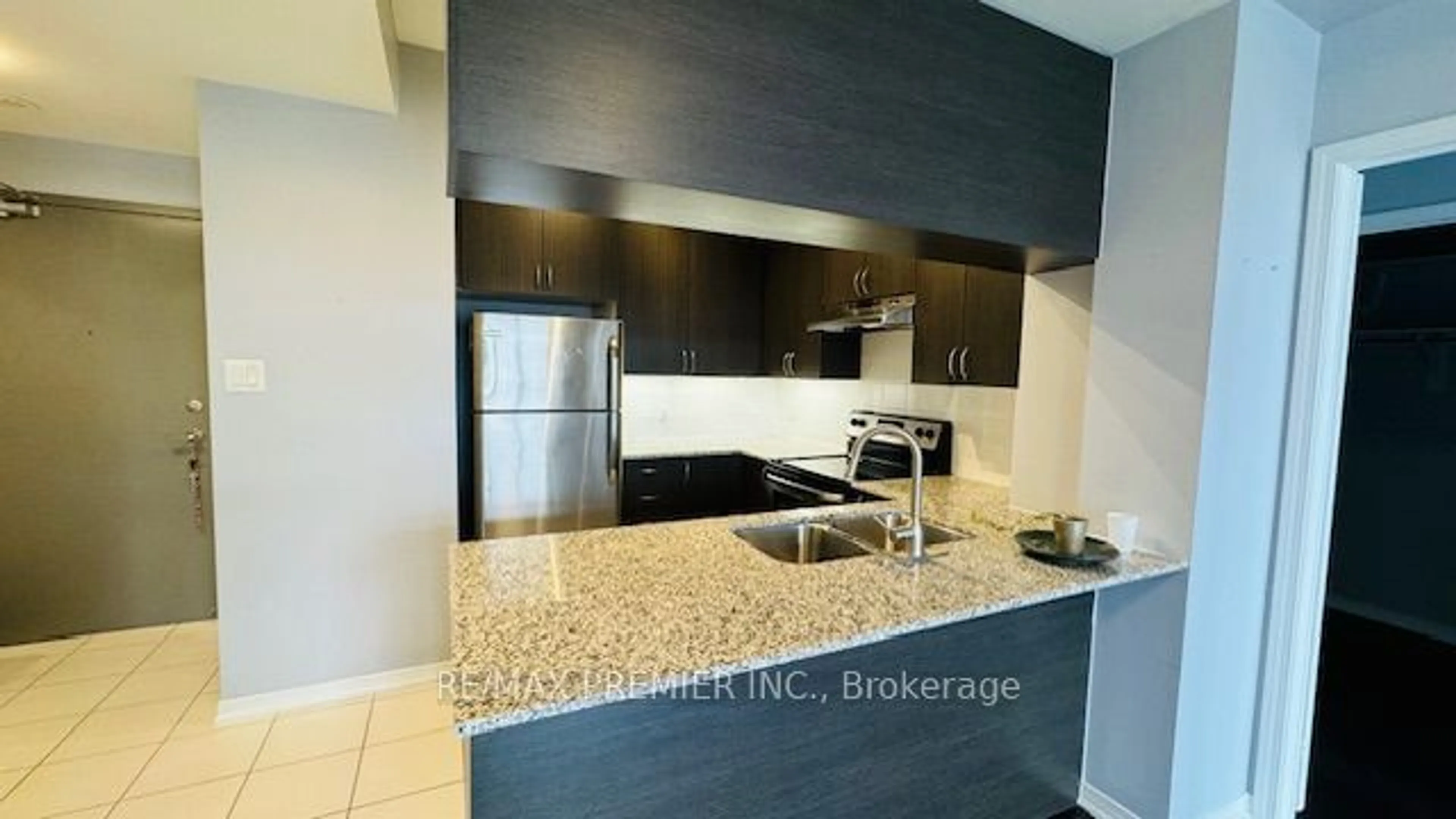 Standard kitchen for 54 Sky Harbour Dr #313, Brampton Ontario L7A 0A1