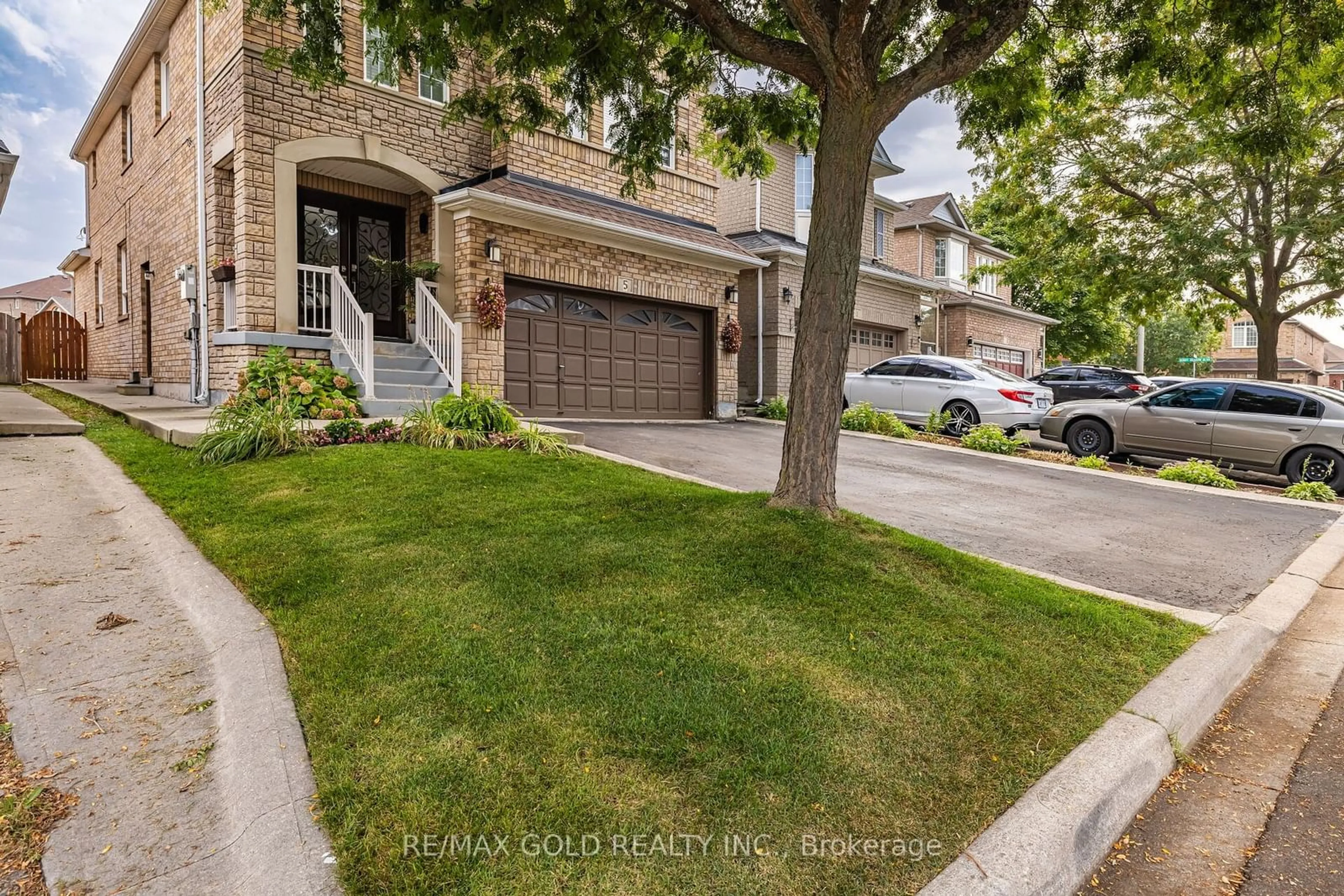 A pic from exterior of the house or condo for 5 Shady Oak Lane, Brampton Ontario L6R 2Z2