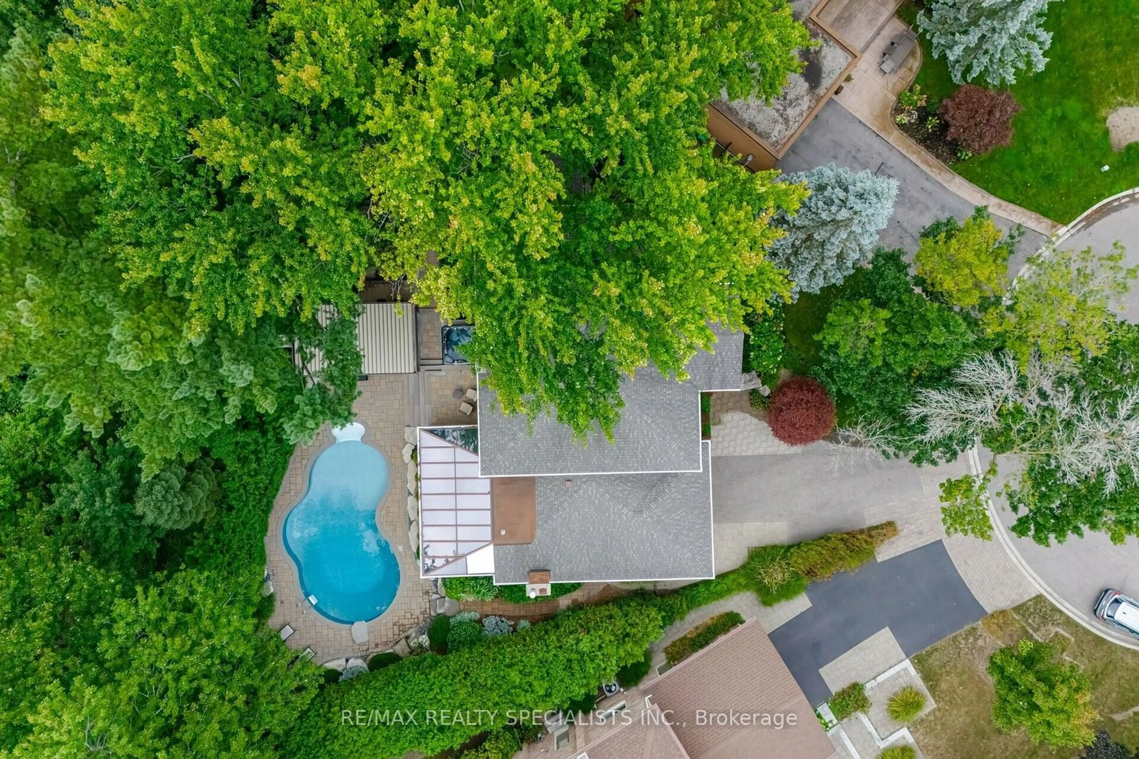 Frontside or backside of a home for 1705 Featherston Crt, Mississauga Ontario L5L 3E2