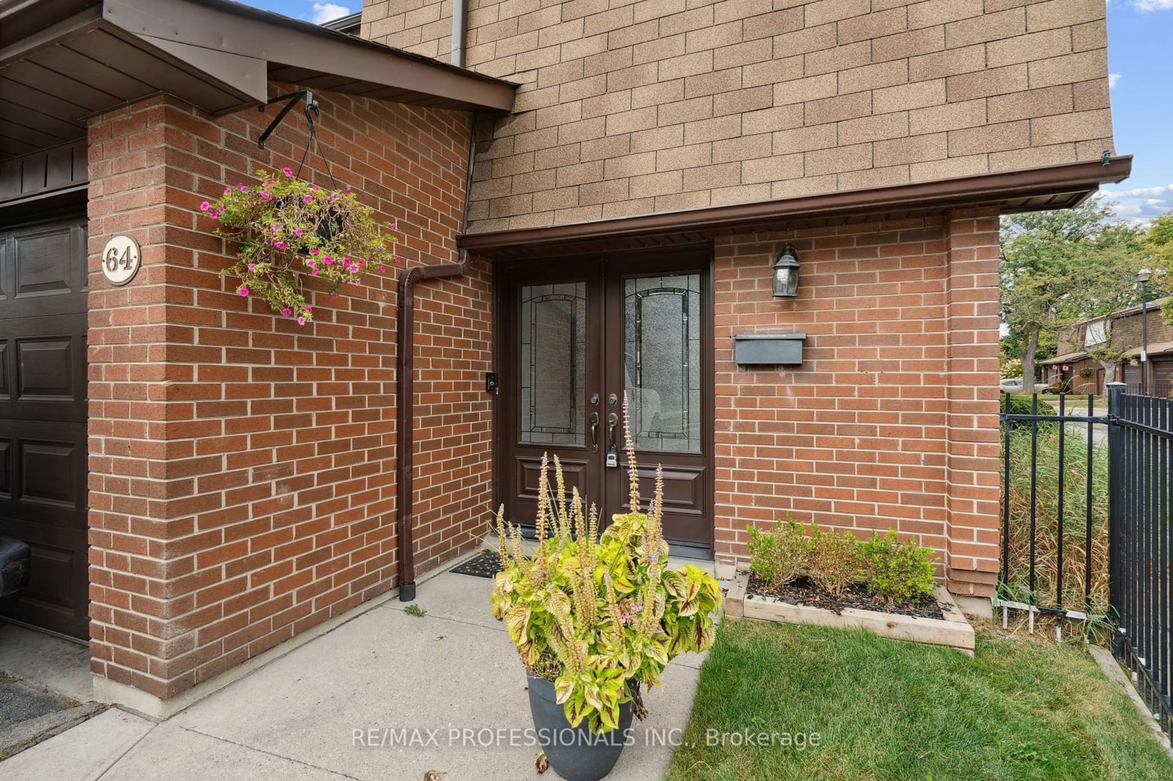 A pic from exterior of the house or condo for 600 Silver Creek Blvd #64, Mississauga Ontario L5A 2B4