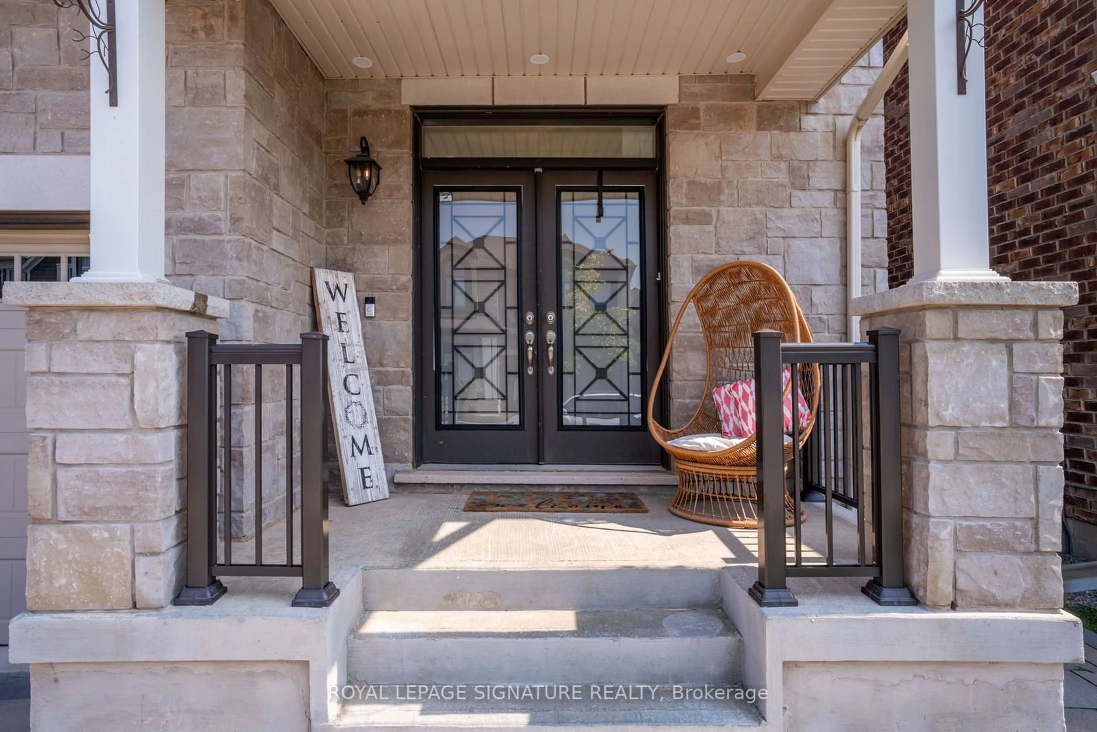 Indoor entryway for 1425 Sycamore Gdns, Milton Ontario L9T 7E7