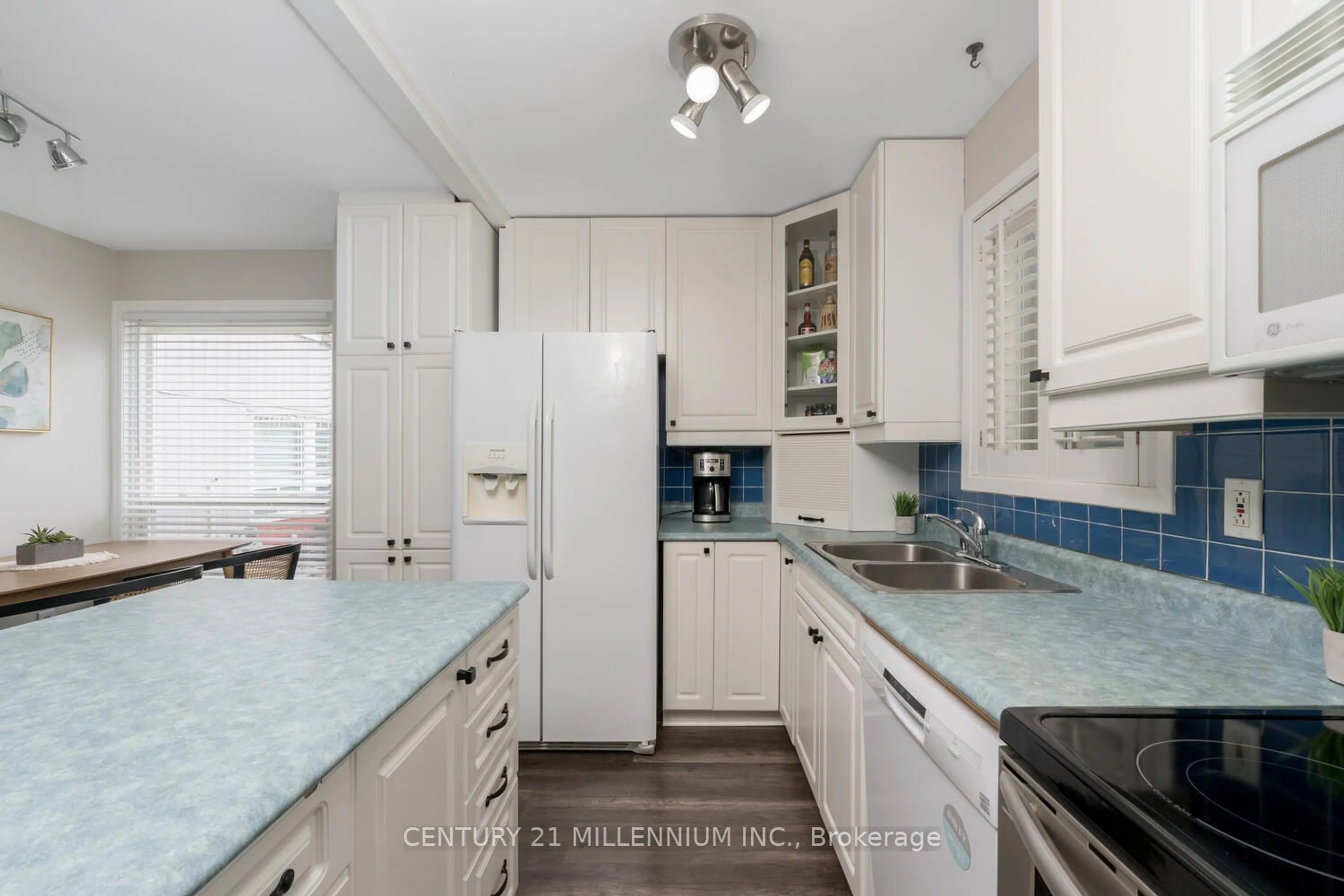 Kitchen for 15 Hasting Sq, Brampton Ontario L6S 2N8