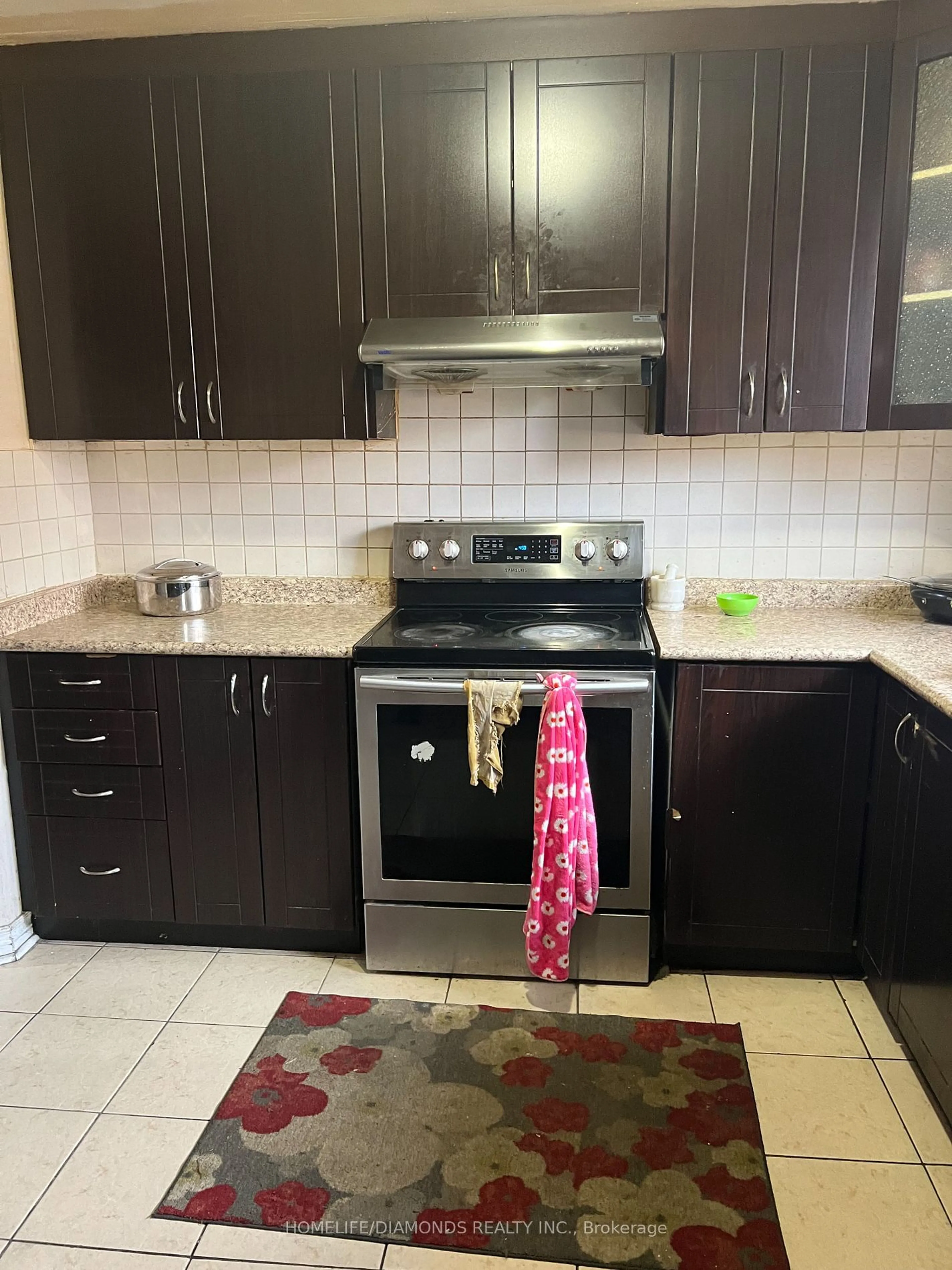 Standard kitchen for 29 Jellicoe Cres, Brampton Ontario L6S 3H7