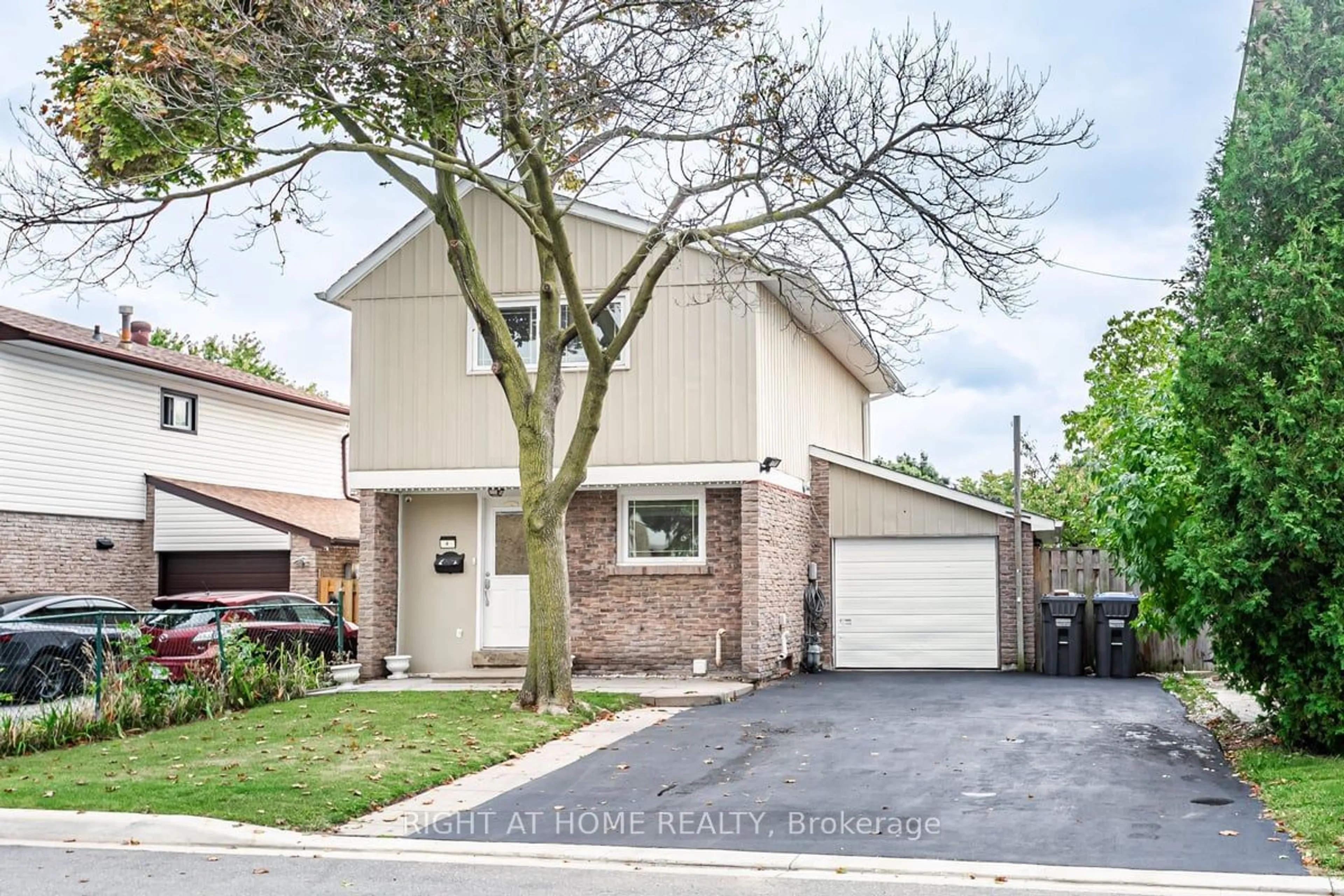 Frontside or backside of a home, cottage for 4 Gailgrove Crt, Brampton Ontario L6S 2E1