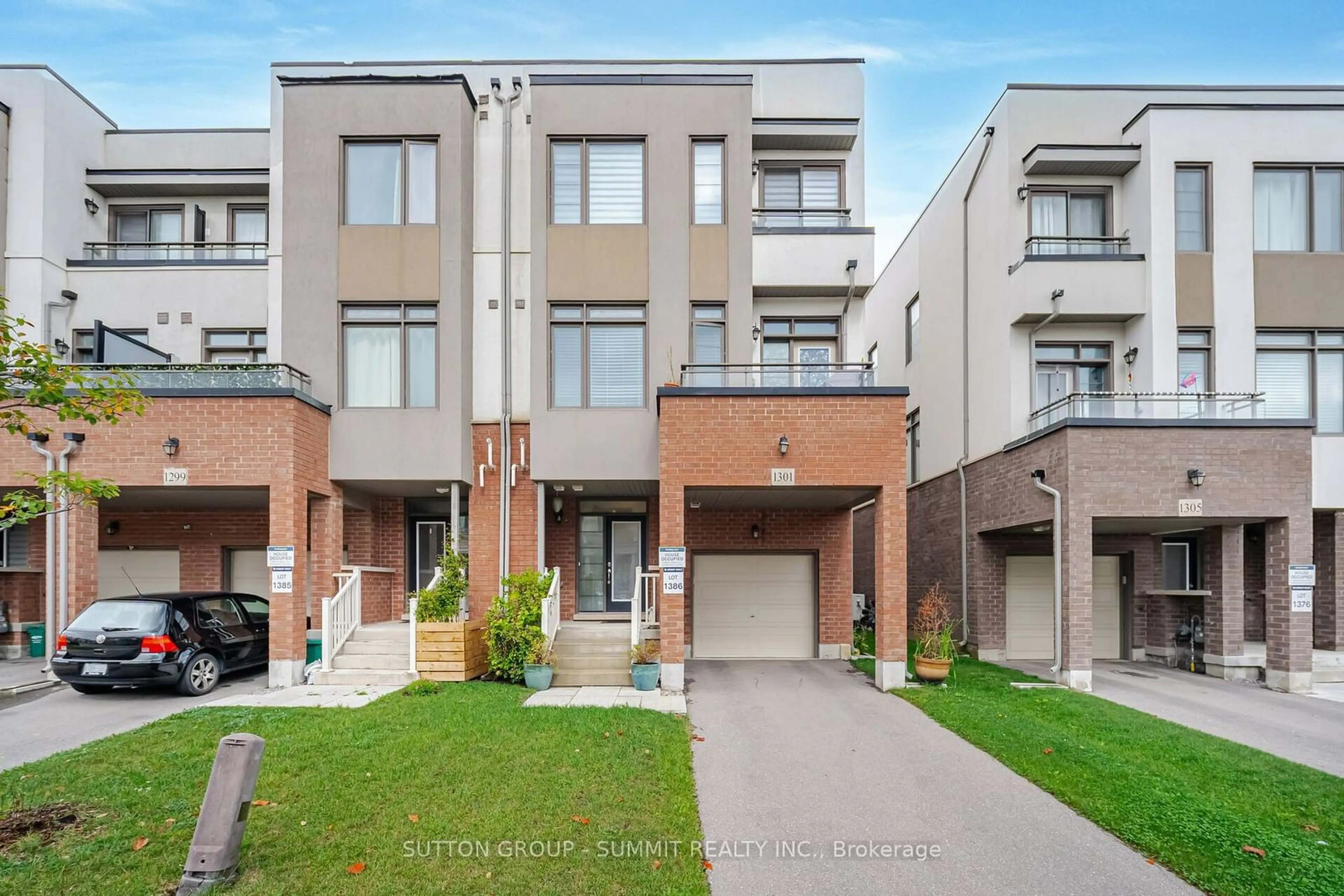 A pic from exterior of the house or condo for 1301 Clarriage Crt, Milton Ontario L9T 2X5