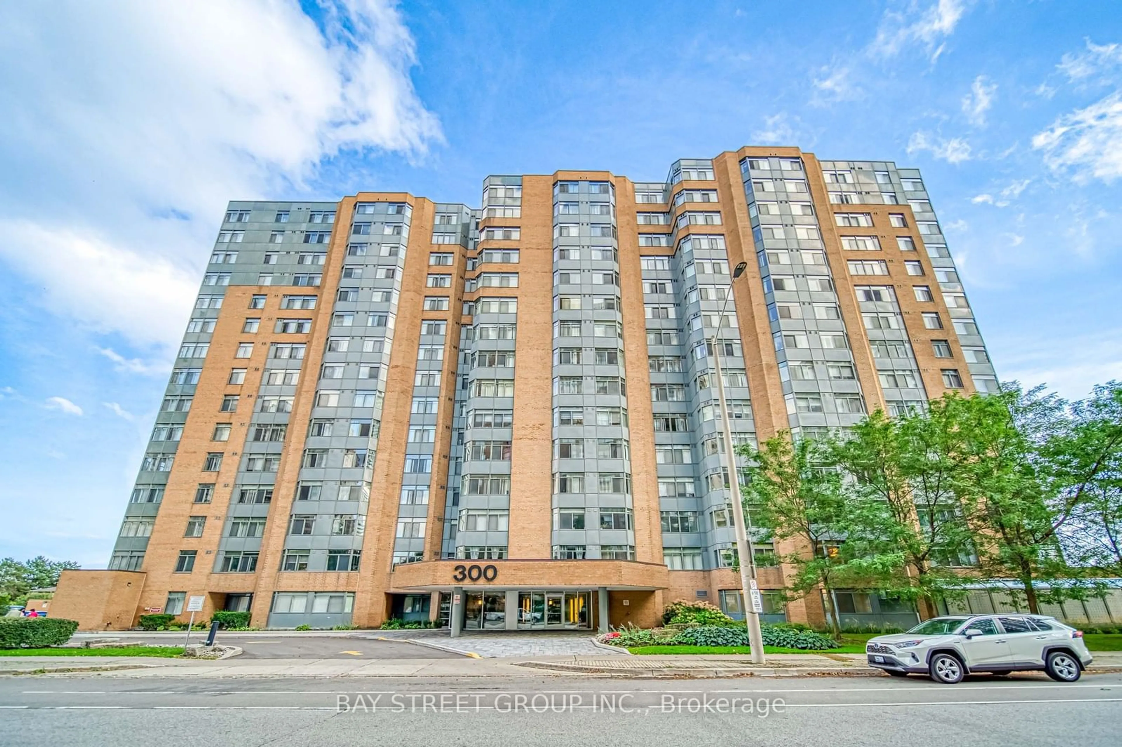 A pic from exterior of the house or condo for 300 Webb Dr #902, Mississauga Ontario L5B 3W3