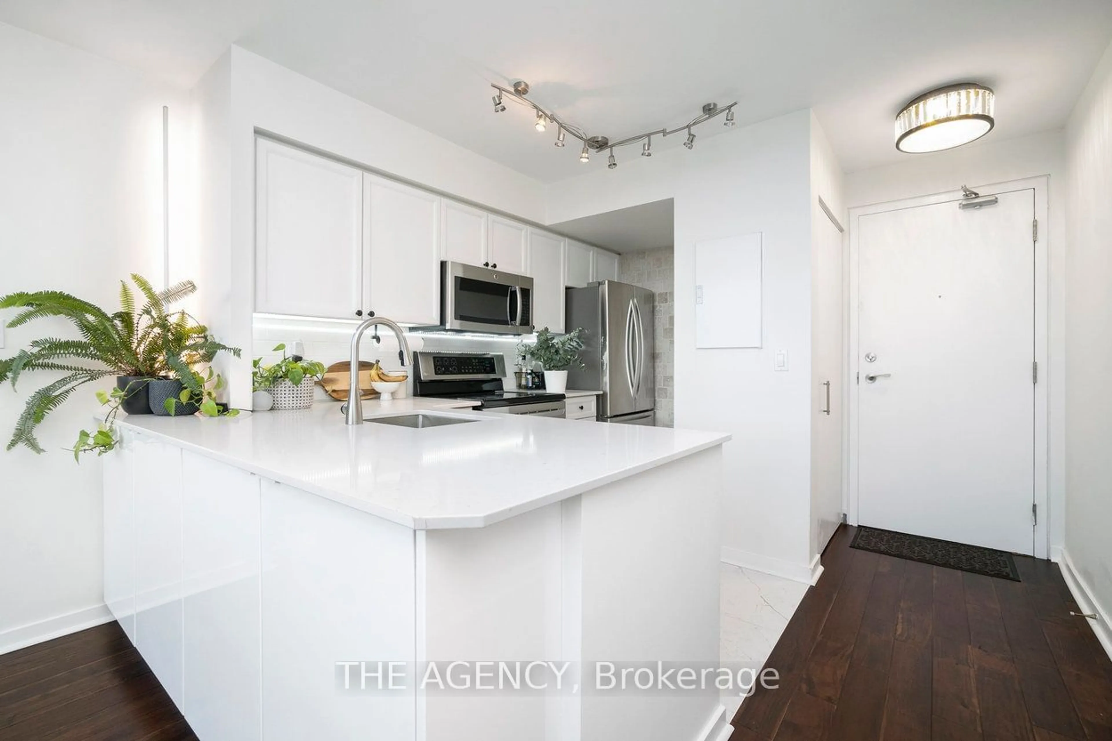 Open concept kitchen for 250 Manitoba St #526, Toronto Ontario M8Y 4G8