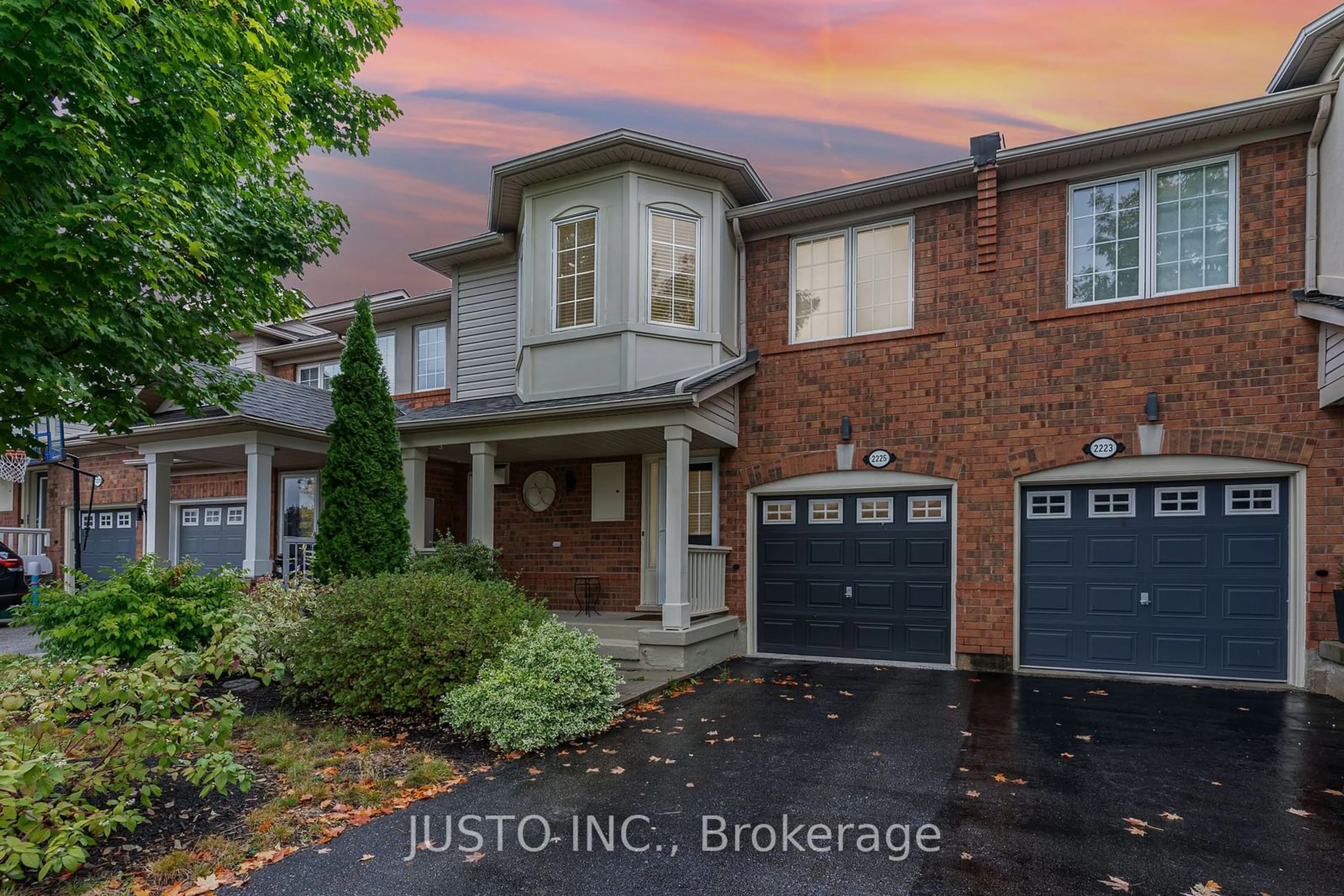 Frontside or backside of a home for 2225 Amberglen Crt, Oakville Ontario L6M 4W8