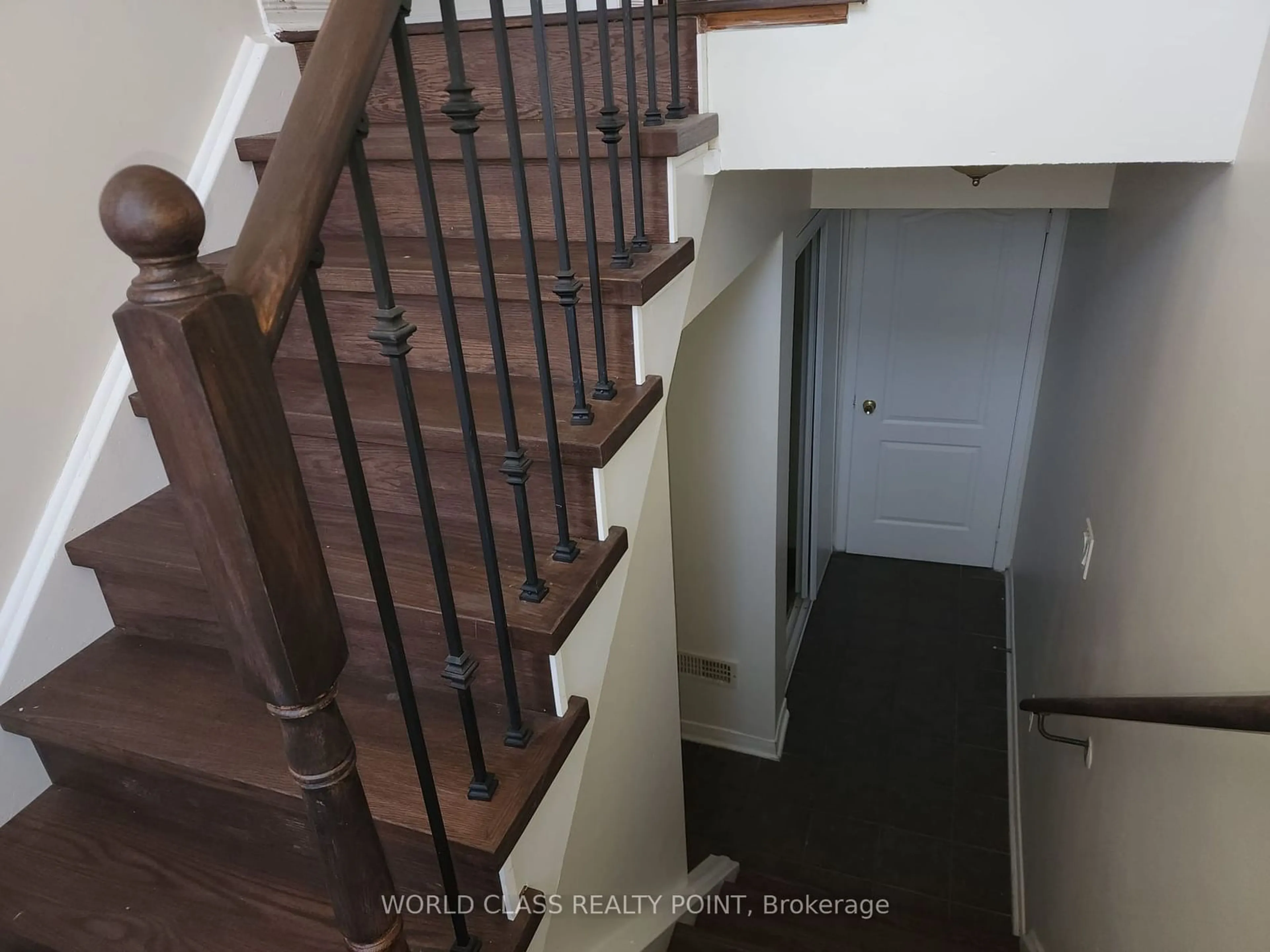 Stairs for 723 Horning St, Mississauga Ontario L5R 0B5