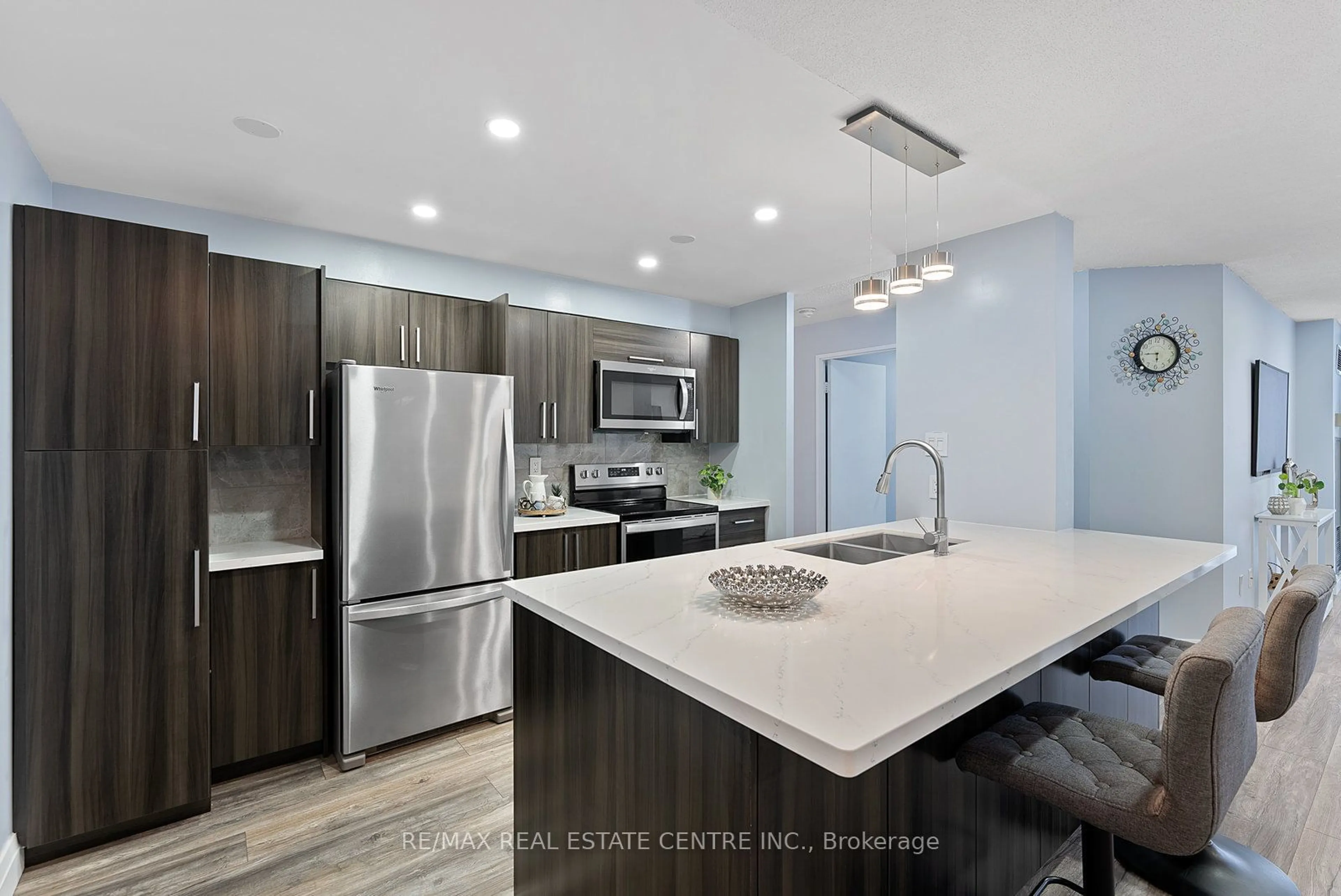 Contemporary kitchen for 4205 Shipp Dr Dr #104, Mississauga Ontario L4Z 2Y9