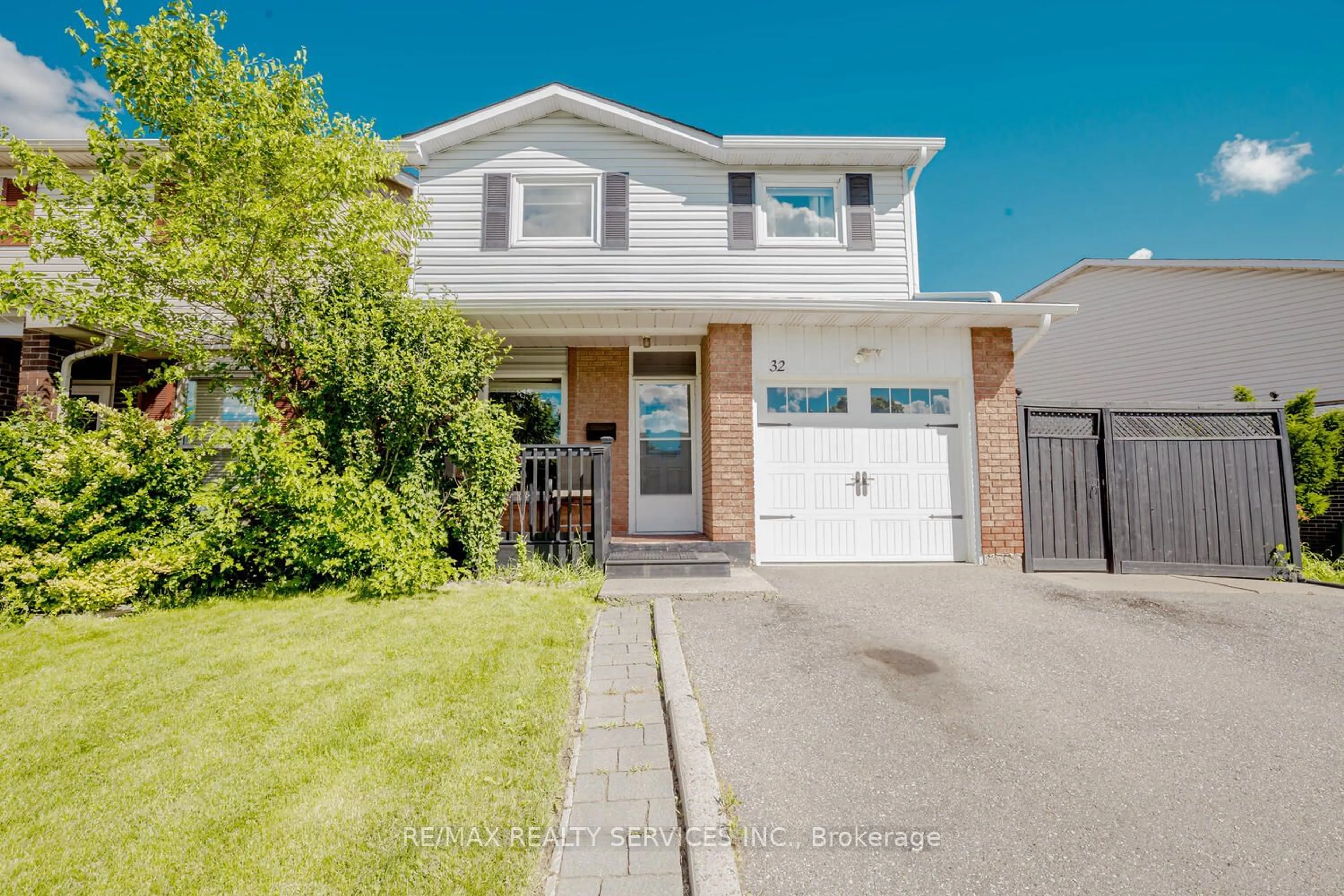 Frontside or backside of a home, the street view for 32 Simmons Blvd, Brampton Ontario L6V 3V5