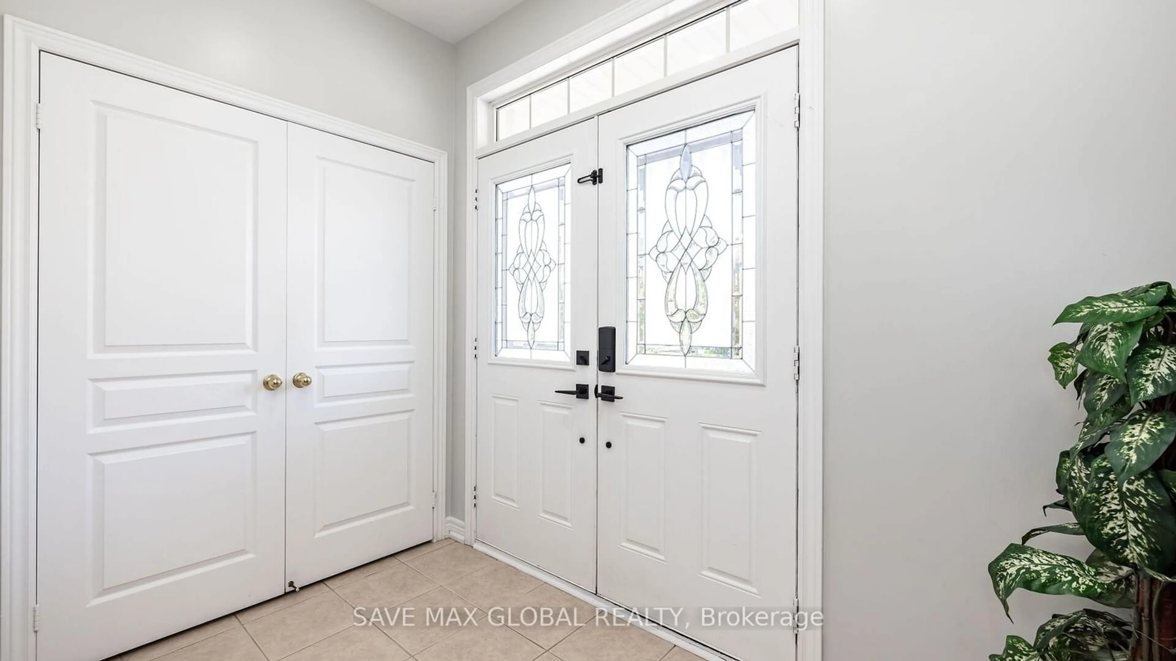 Indoor entryway, wood floors for 46 Goldsboro Rd, Brampton Ontario L6P 3P3