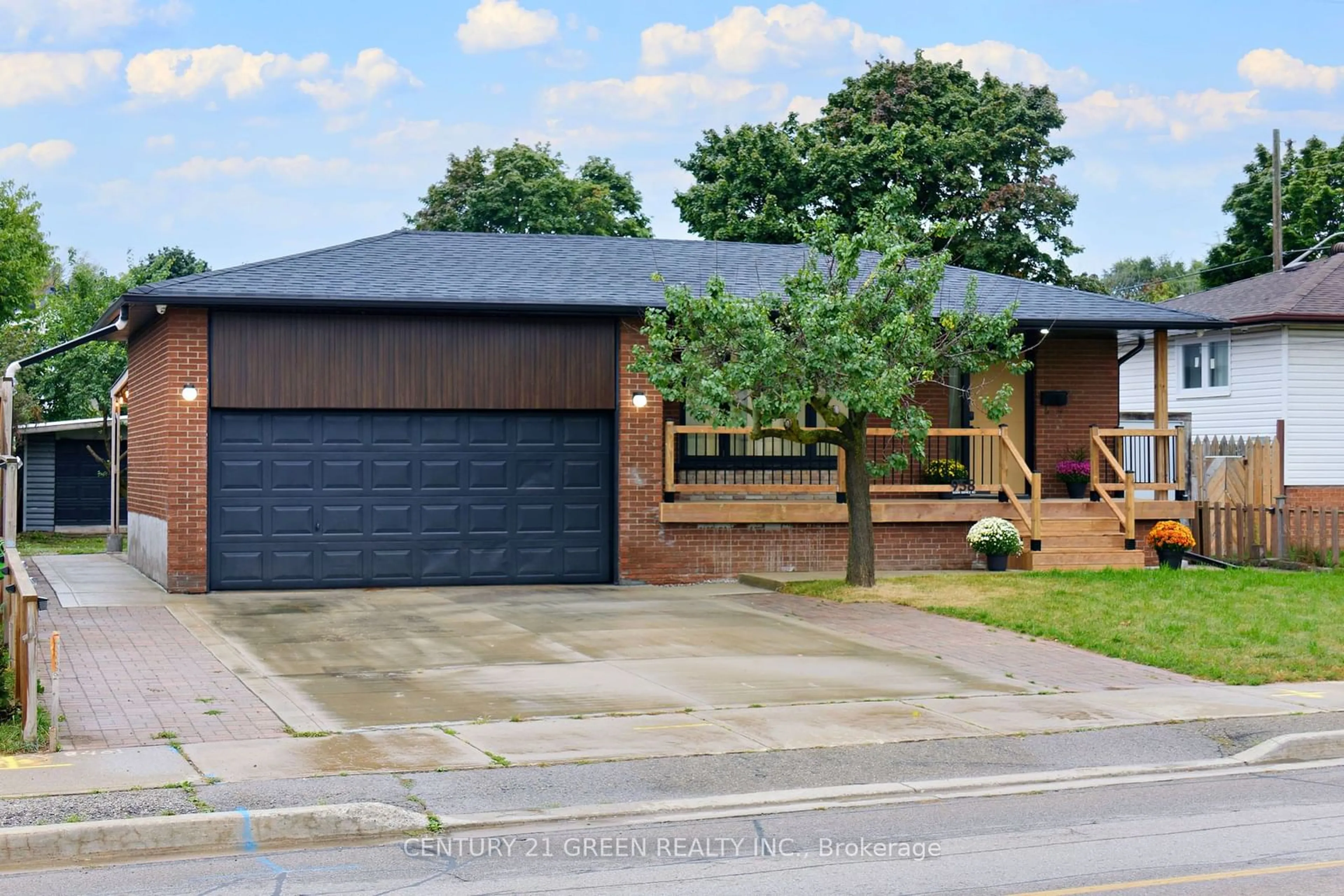 Frontside or backside of a home for 958 South Service Rd, Mississauga Ontario L5E 1V1