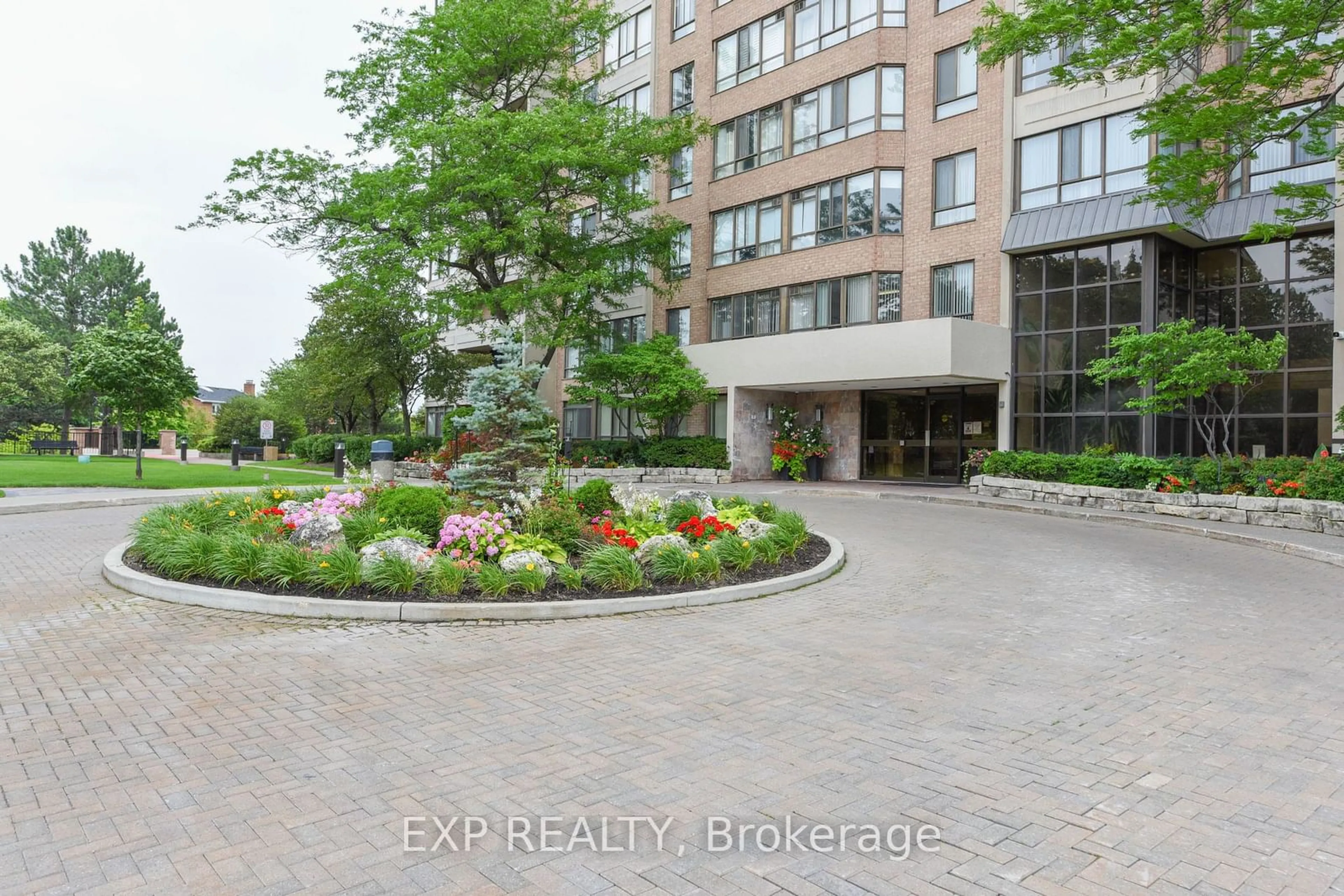 A pic from exterior of the house or condo, the front or back of building for 100 County Court Blvd #802, Brampton Ontario L6W 3X1