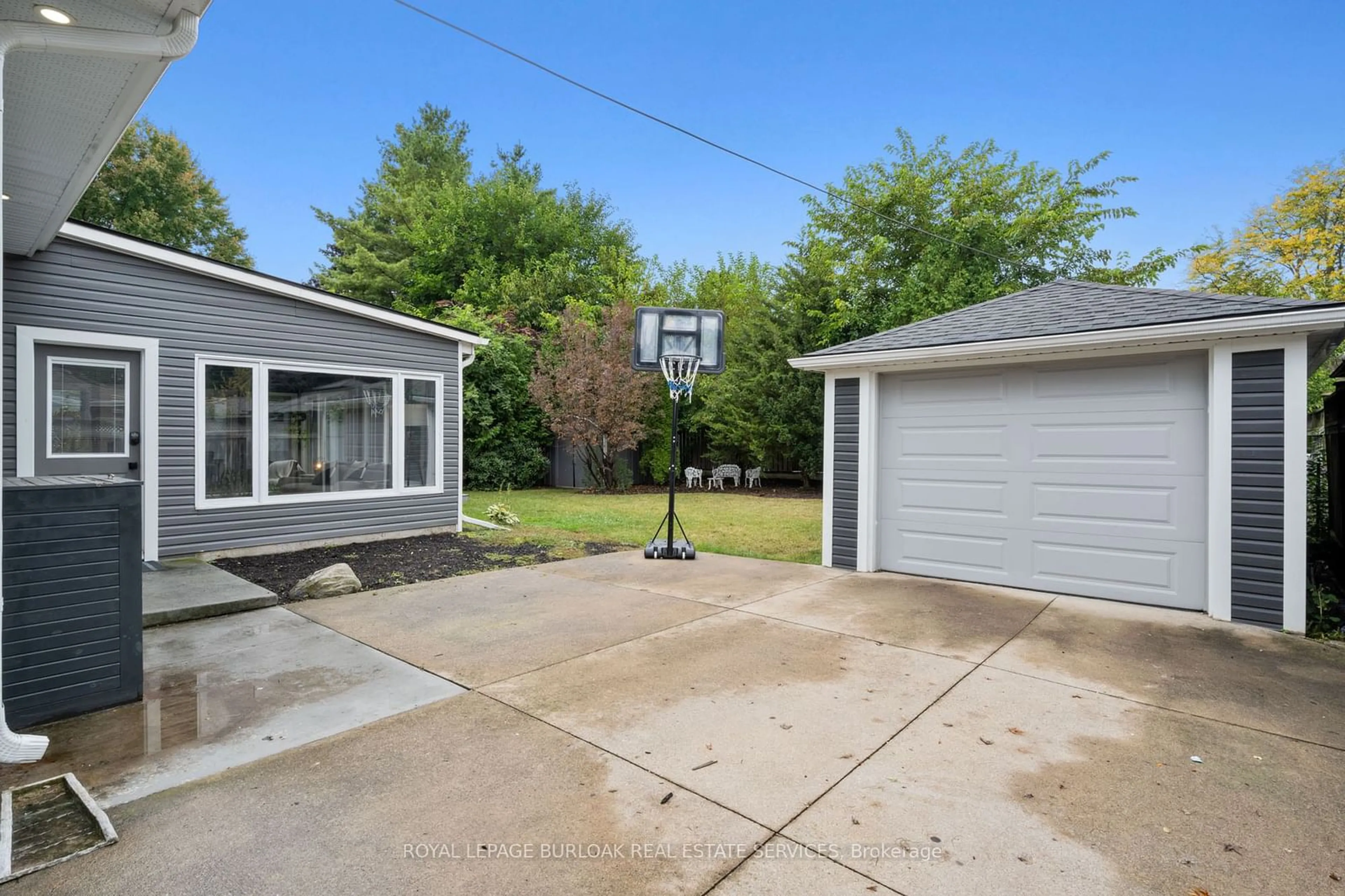 Frontside or backside of a home, the street view for 2227 Deyncourt Dr, Burlington Ontario L7R 1W2