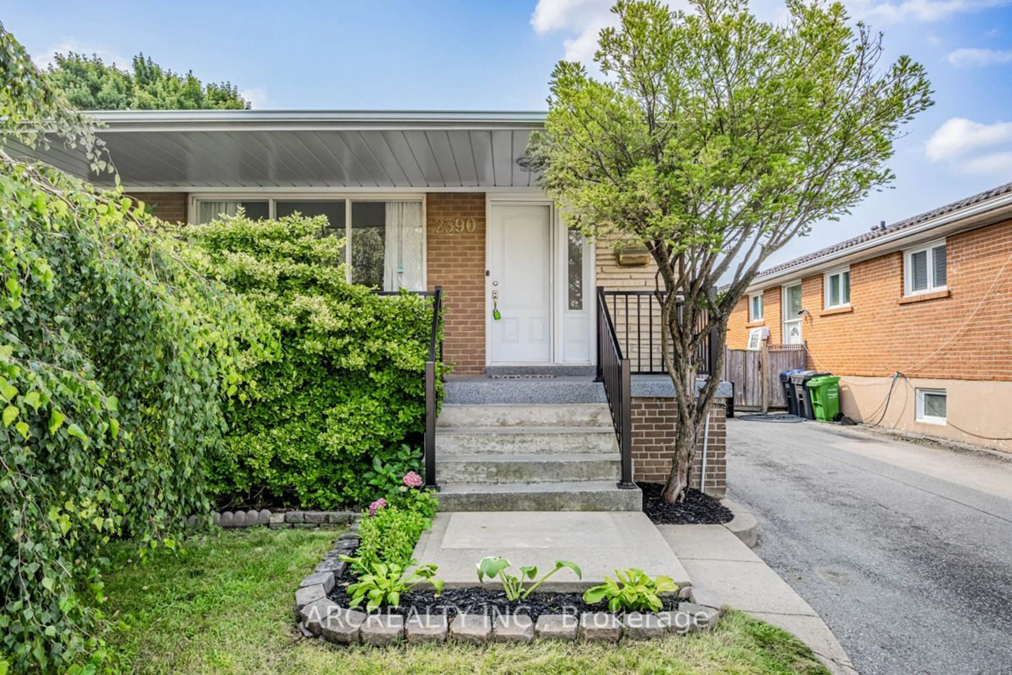 Frontside or backside of a home for 2390 Whaley Dr, Mississauga Ontario L5B 2B5