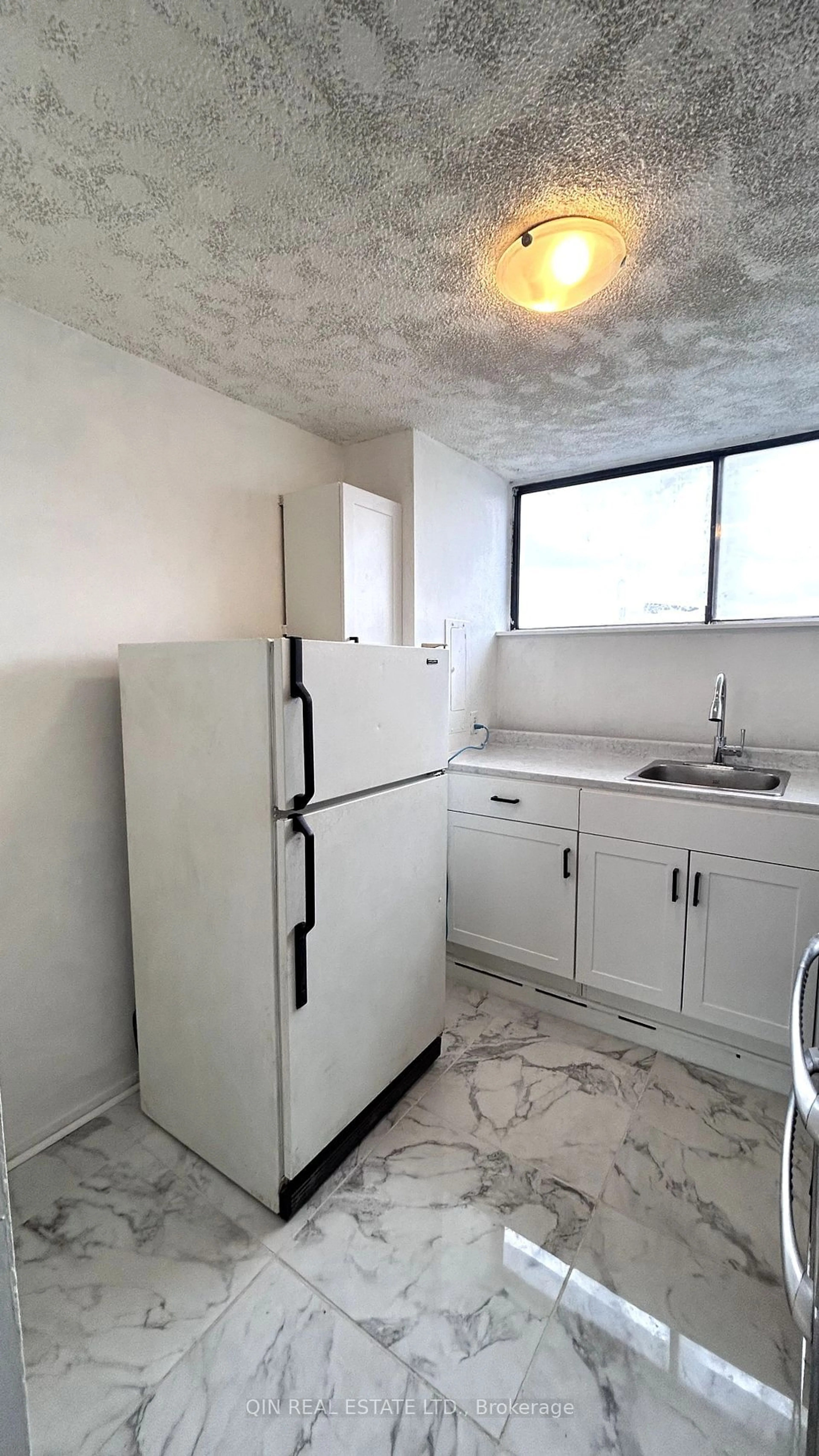 Standard kitchen, unknown floor, cottage for 4645 Jane St #818, Toronto Ontario M3N 2K9