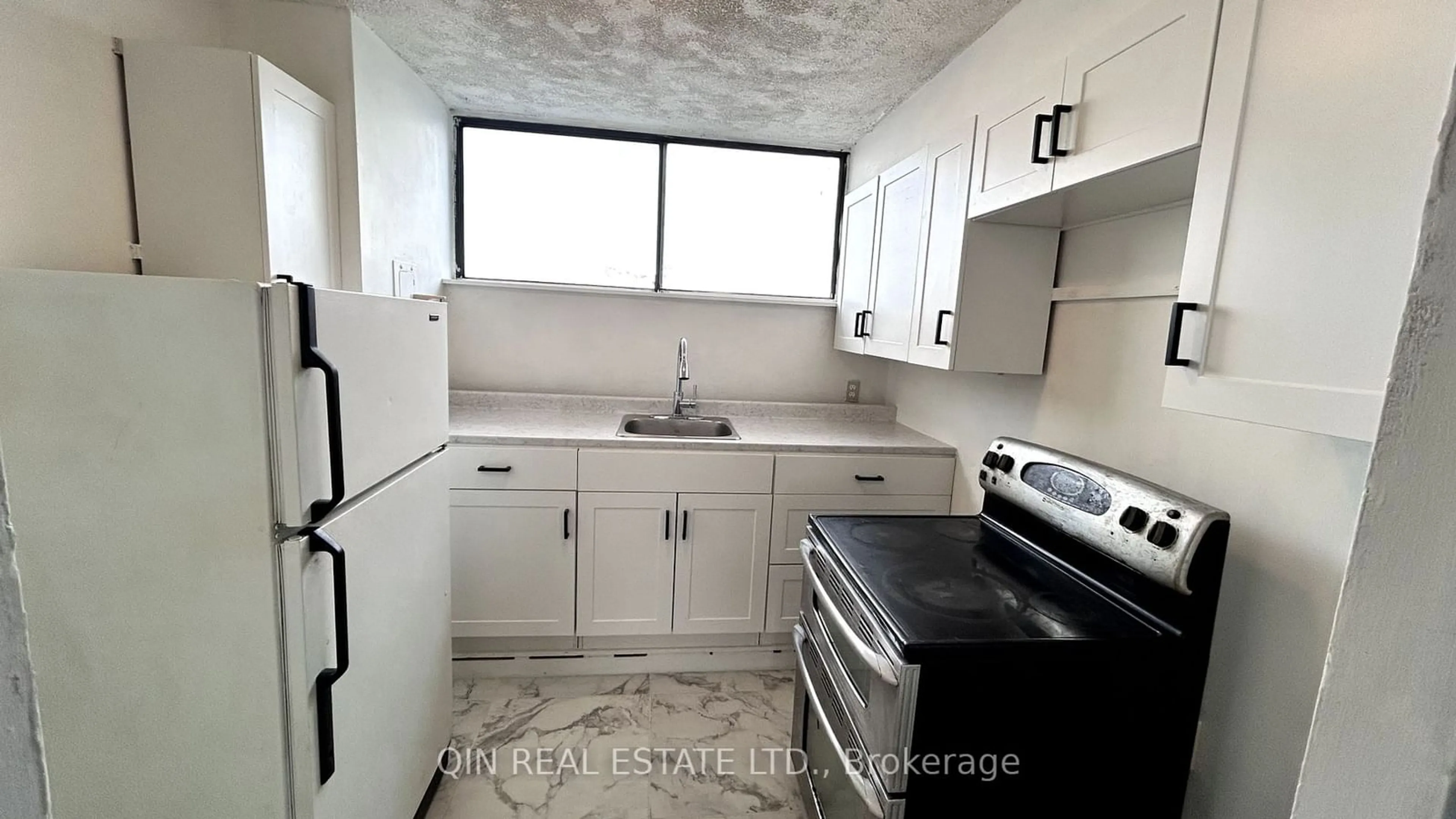 Standard kitchen, unknown floor, cottage for 4645 Jane St #818, Toronto Ontario M3N 2K9