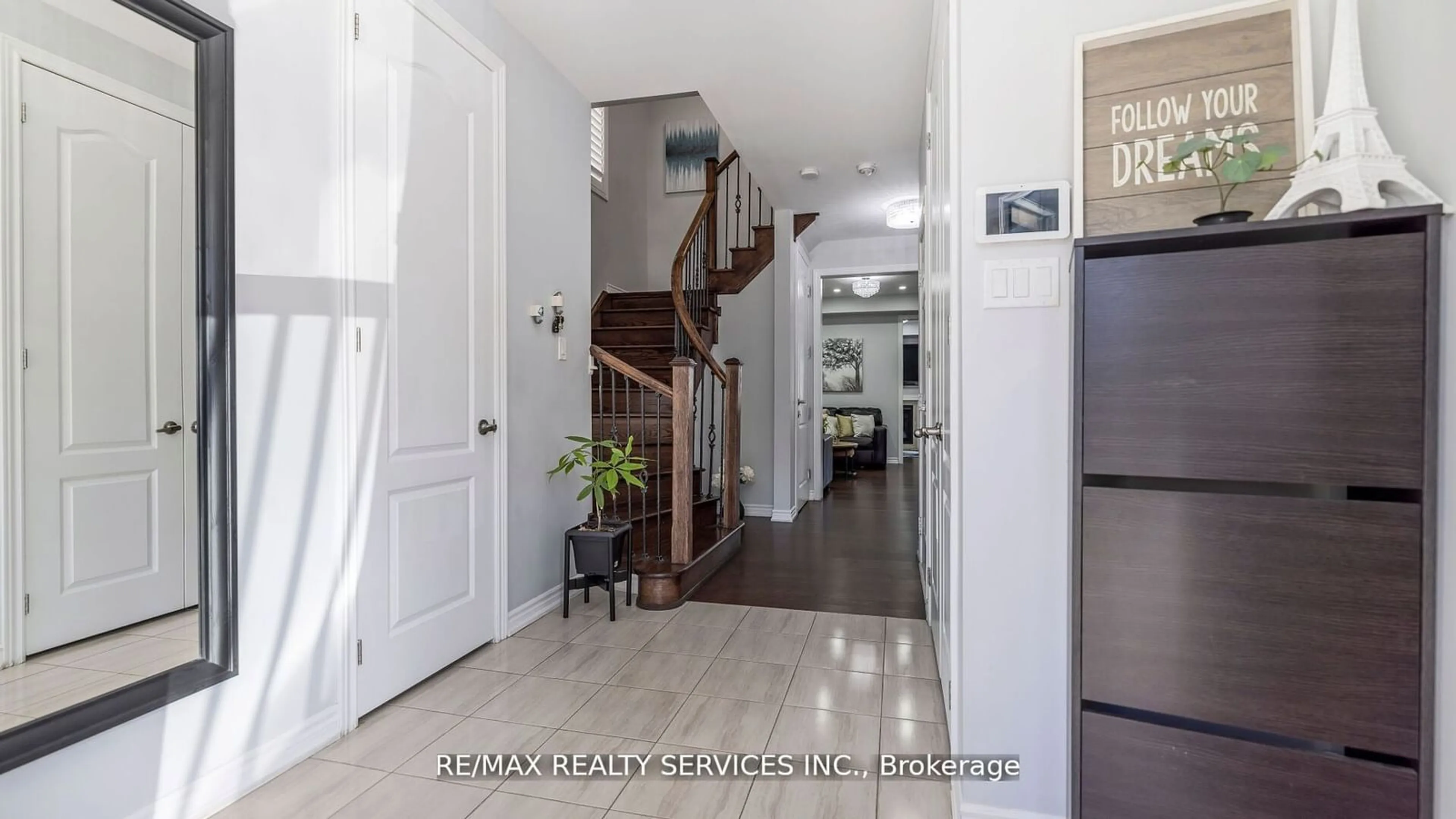 Indoor entryway, wood floors for 104 Roulette Cres, Brampton Ontario L7A 4R5