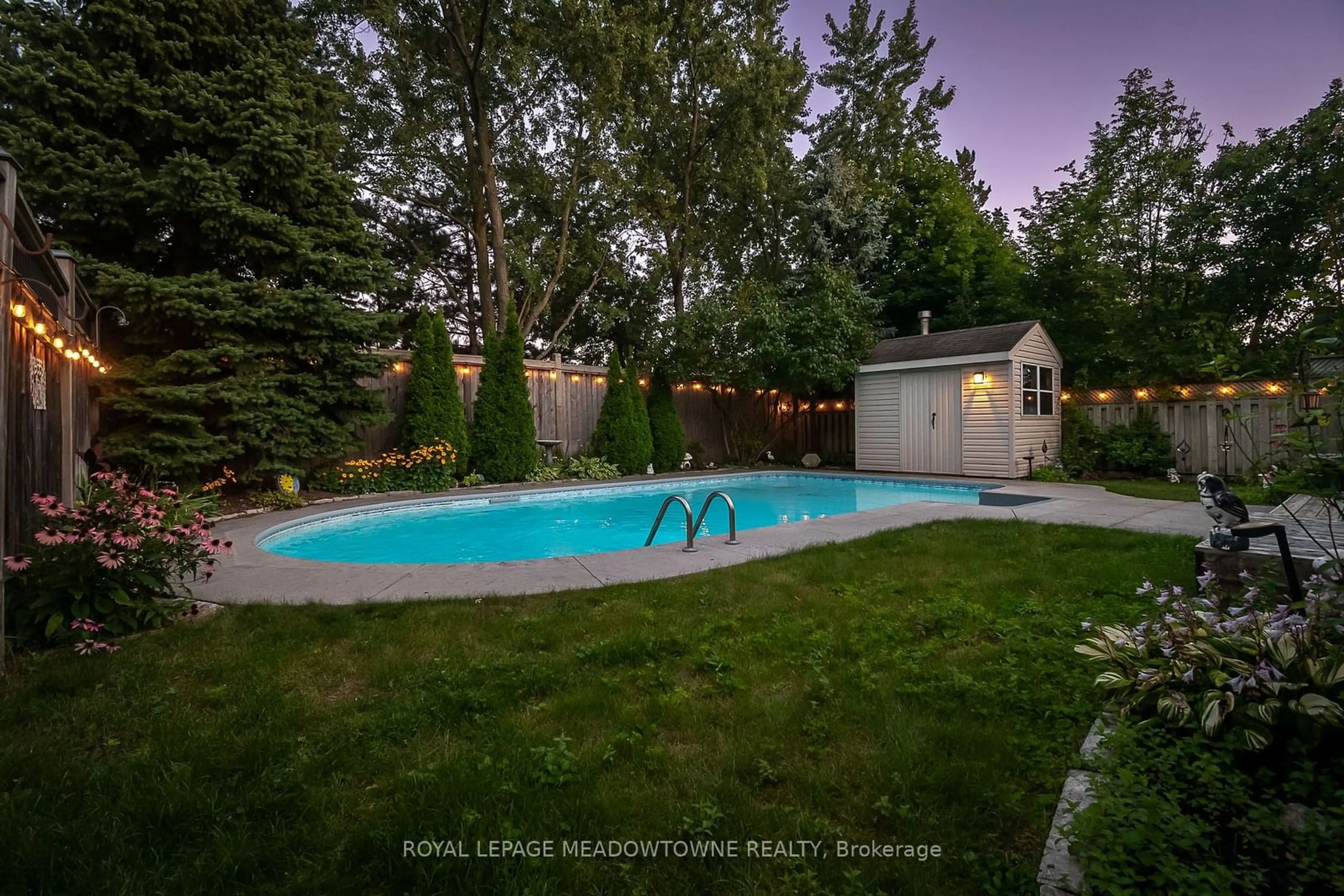 Indoor or outdoor pool for 584 Moorelands Cres, Milton Ontario L9T 4B5