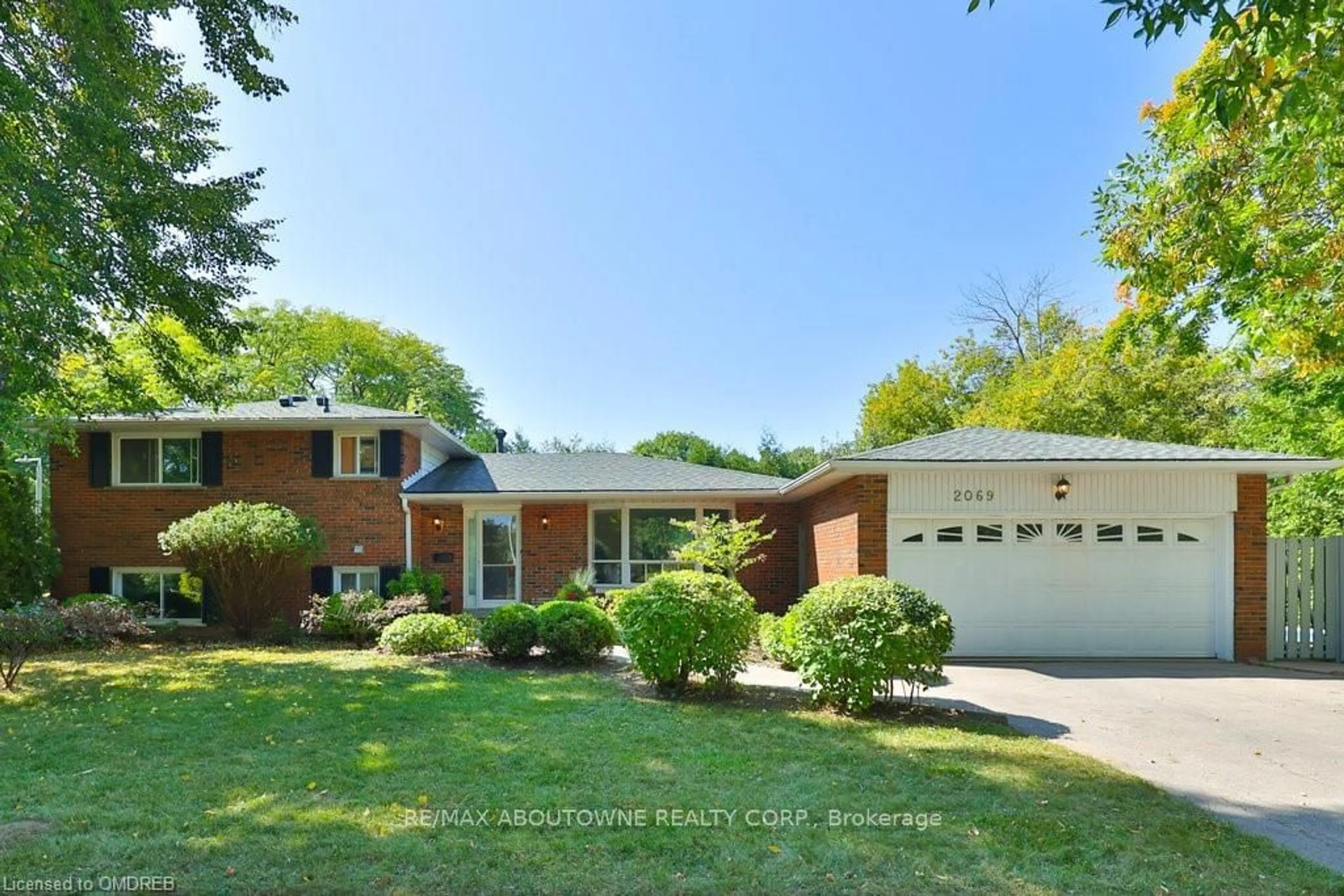 Home with brick exterior material for 2069 THORNLEA Dr, Oakville Ontario L6L 1K4