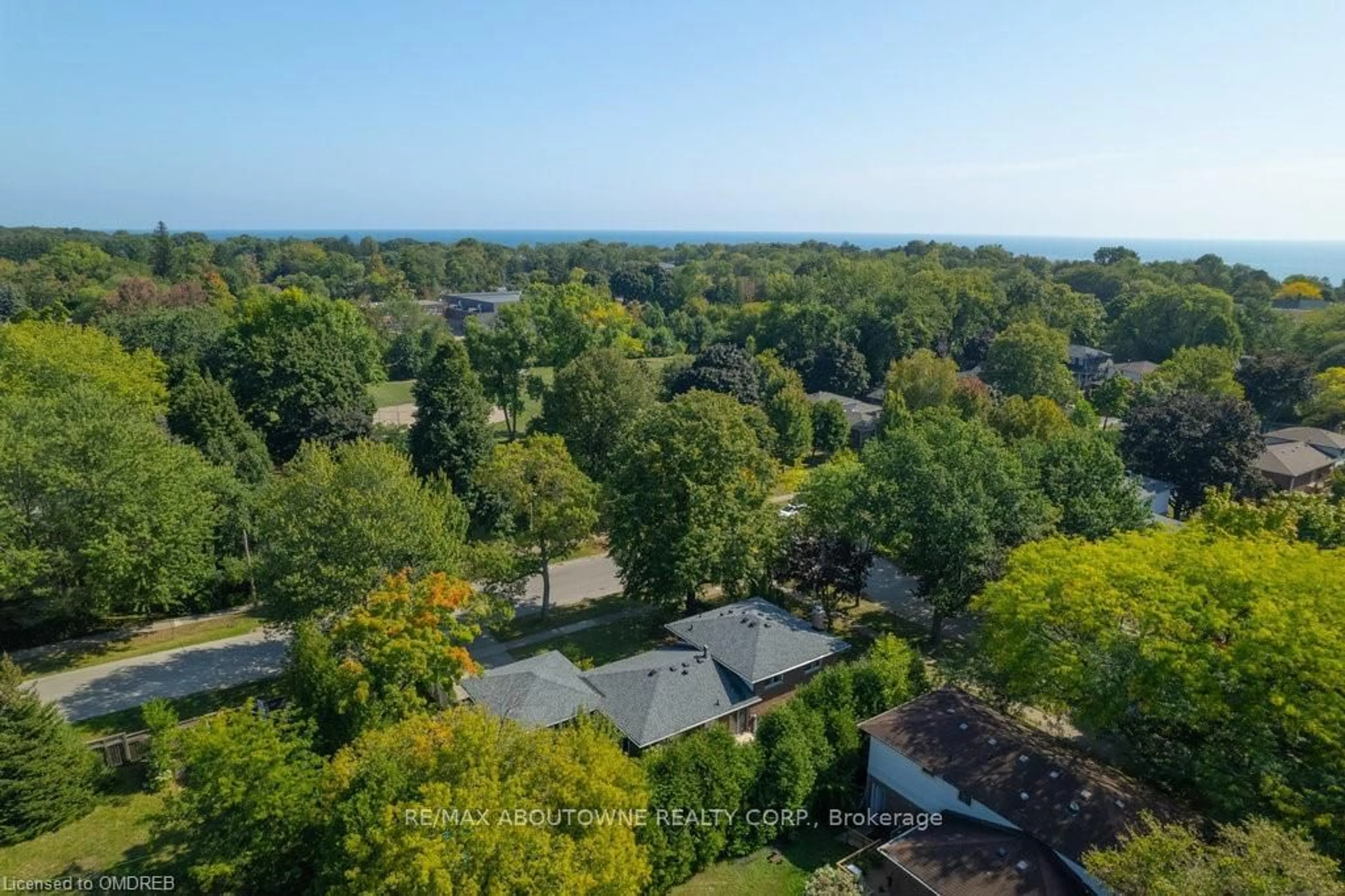 A pic from exterior of the house or condo, the street view for 2069 THORNLEA Dr, Oakville Ontario L6L 1K4