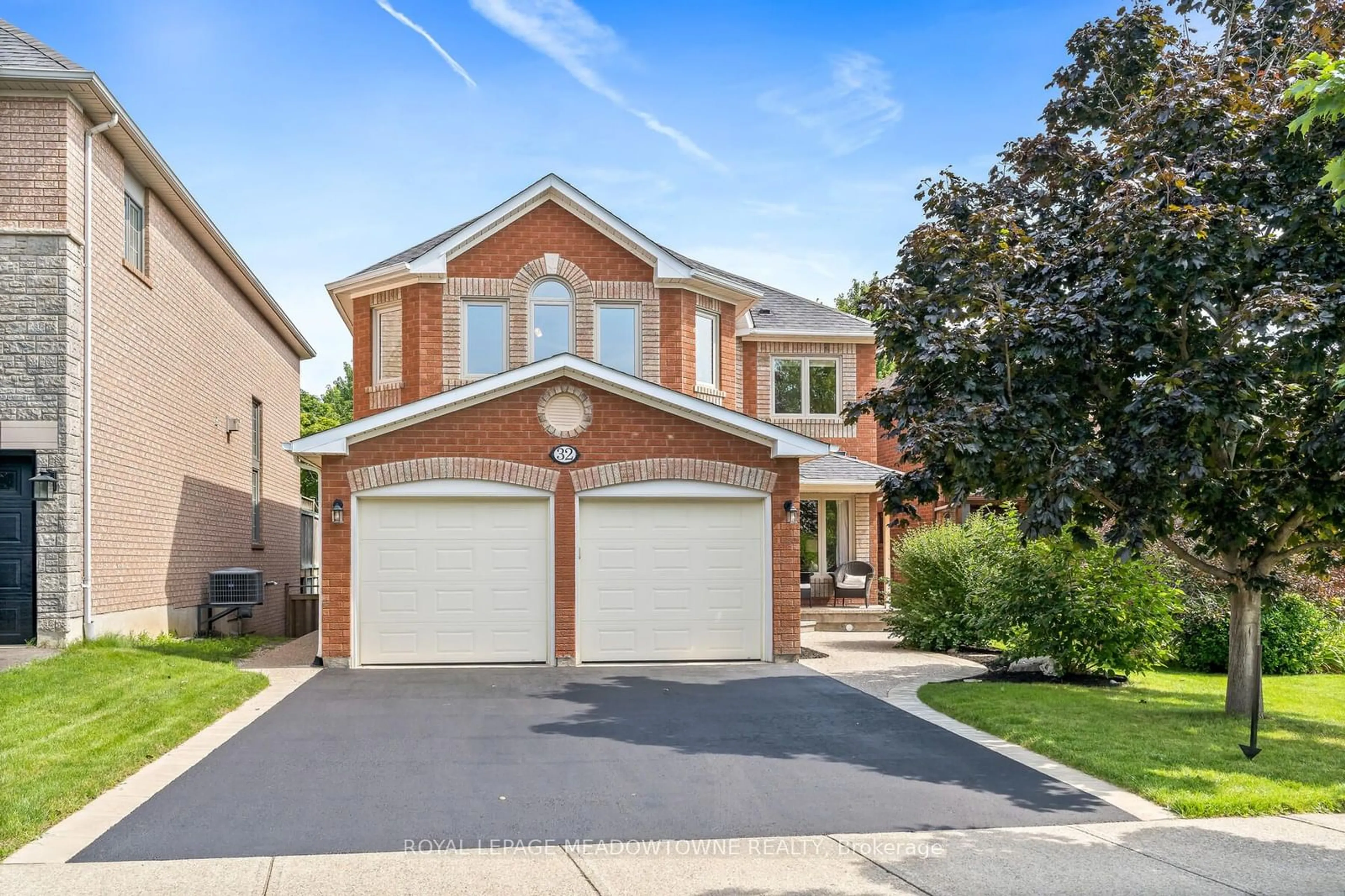 Home with brick exterior material for 32 Oak St, Halton Hills Ontario L7G 5T6