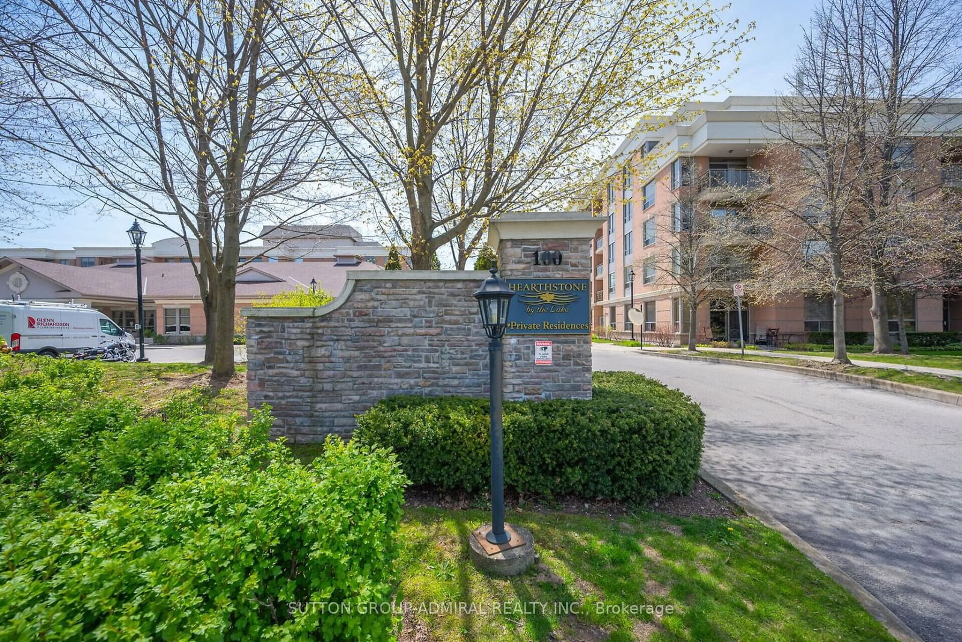 A pic from exterior of the house or condo, the street view for 100 Burloak Dr #1515, Burlington Ontario L7L 6P6