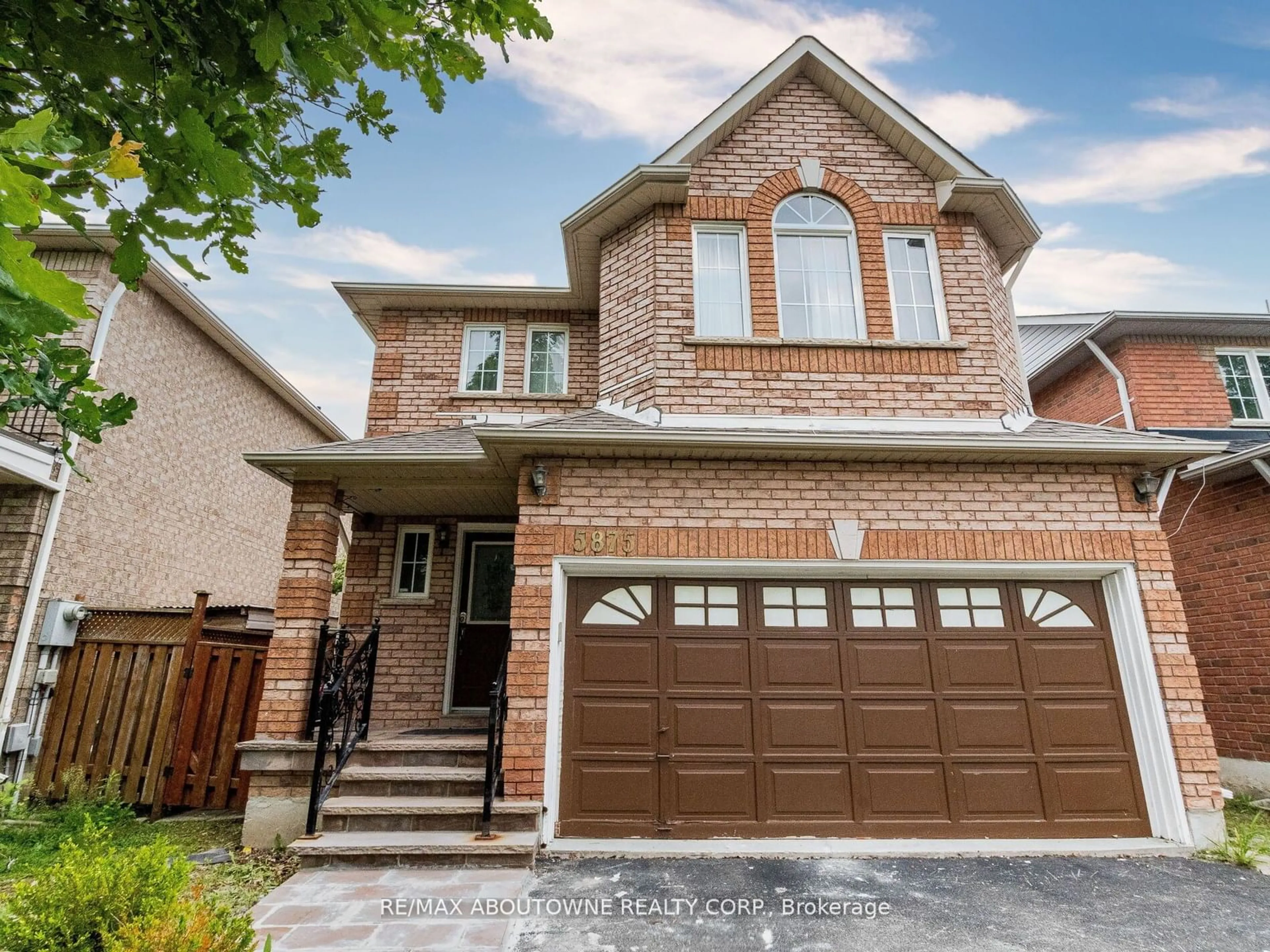 Home with brick exterior material for 5875 Chessman Crt, Mississauga Ontario L5M 6P4