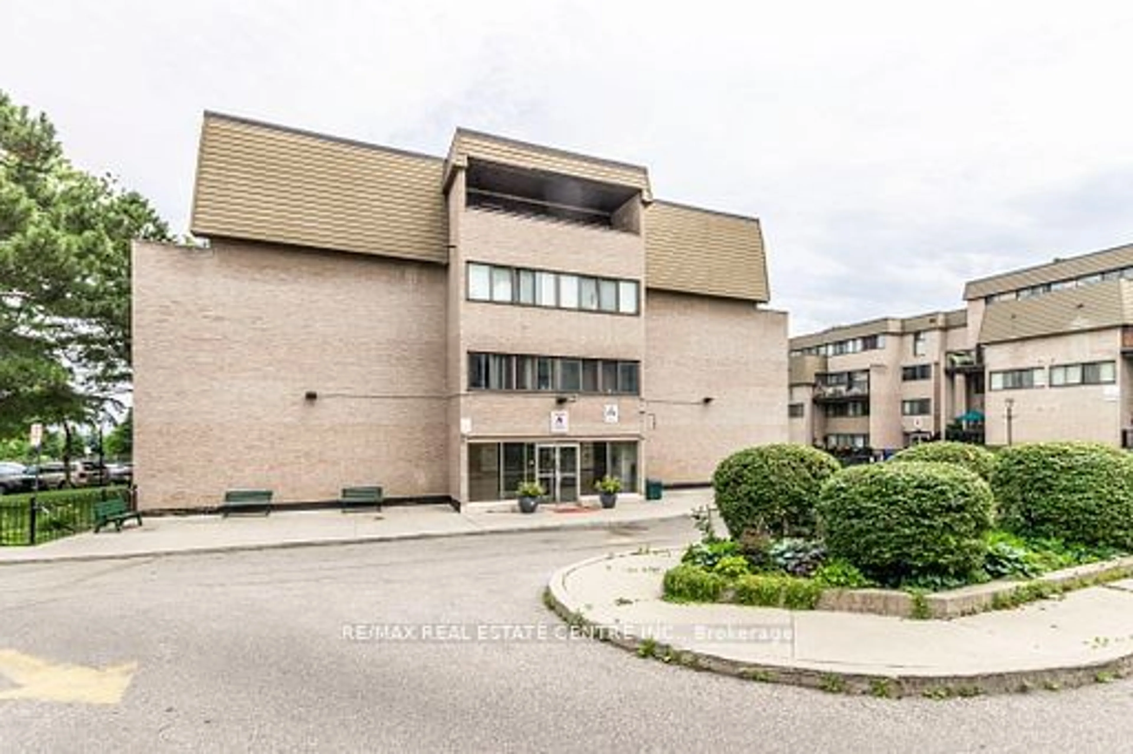 A pic from exterior of the house or condo, the front or back of building for 2095 Roche Crt #124, Mississauga Ontario L5K 2C8