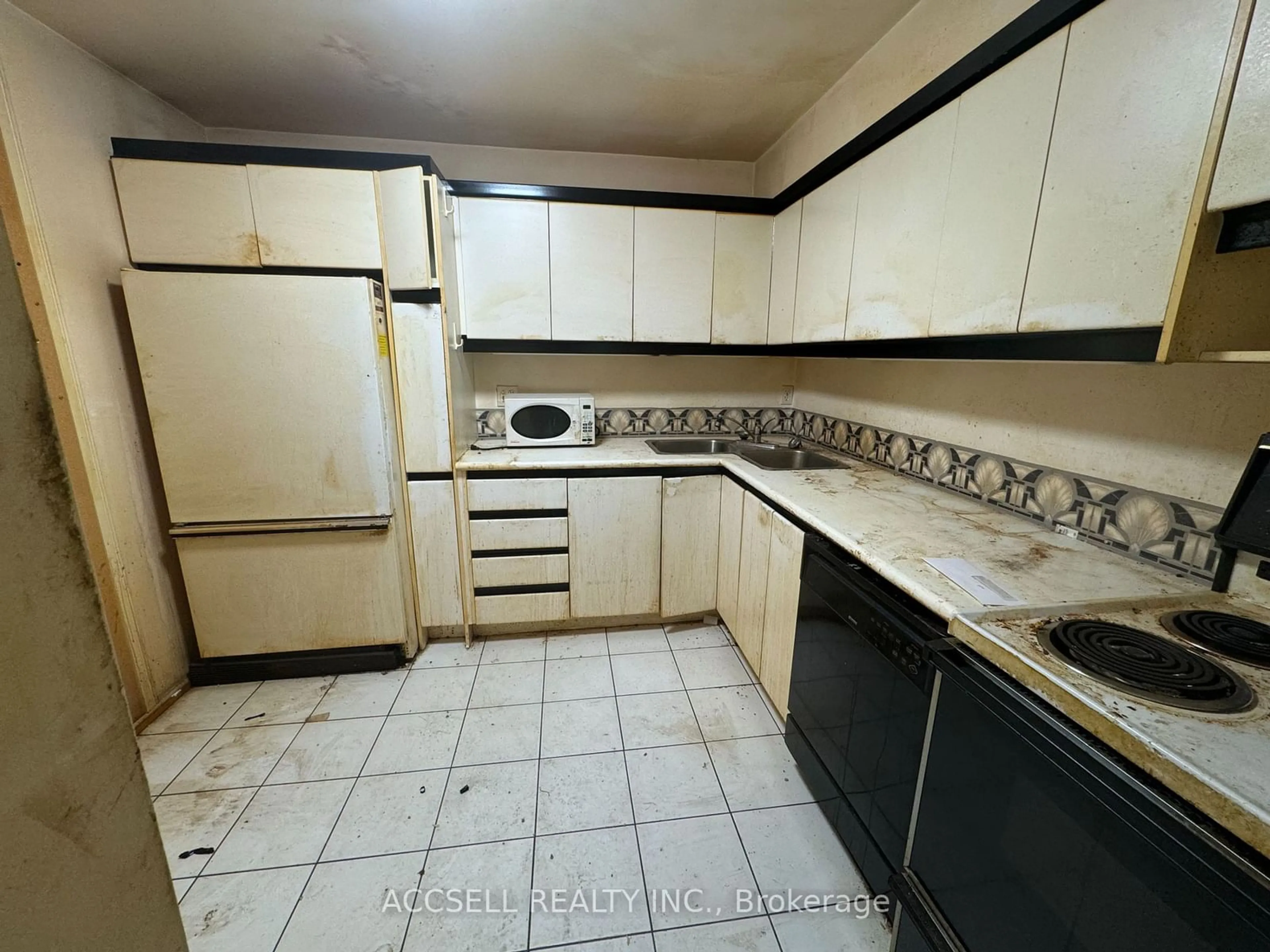 Kitchen, not visible floor, cottage for 1100 Caven St #1012, Mississauga Ontario L5G 4N3