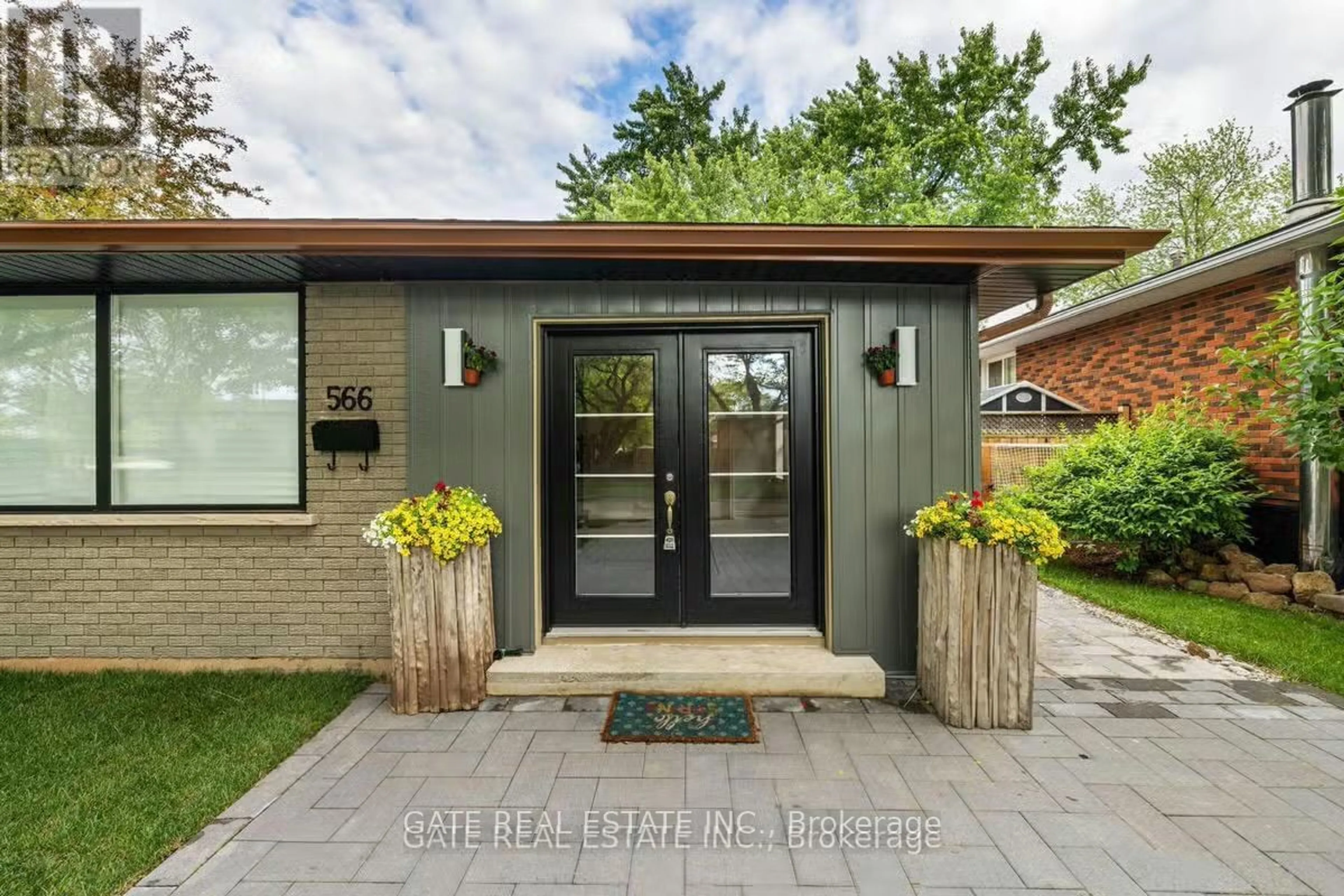 Indoor entryway for 566 LOUISE Dr, Burlington Ontario L7L 2T9