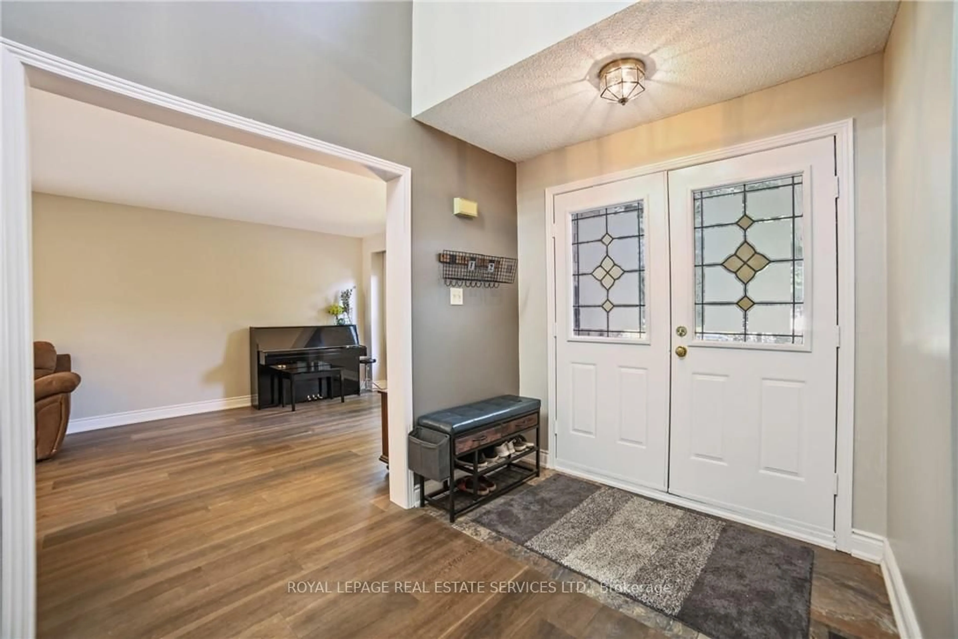 Indoor entryway for 1837 Pilgrims Way, Oakville Ontario L6M 1X2