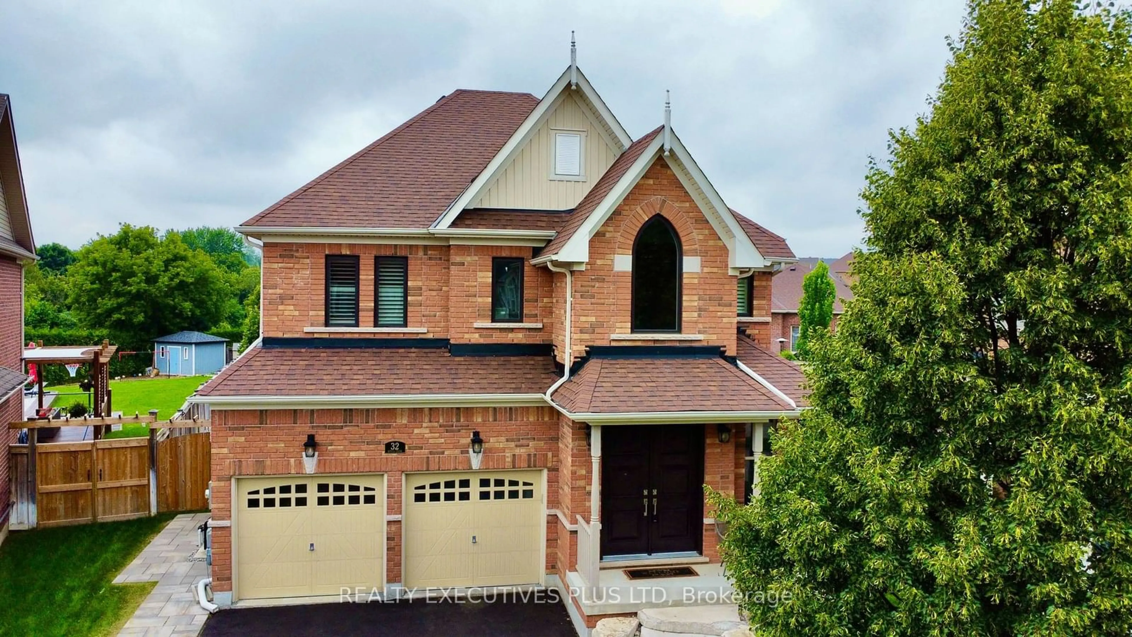 Home with brick exterior material for 32 Boyces Creek Crt, Caledon Ontario L7C 3S2