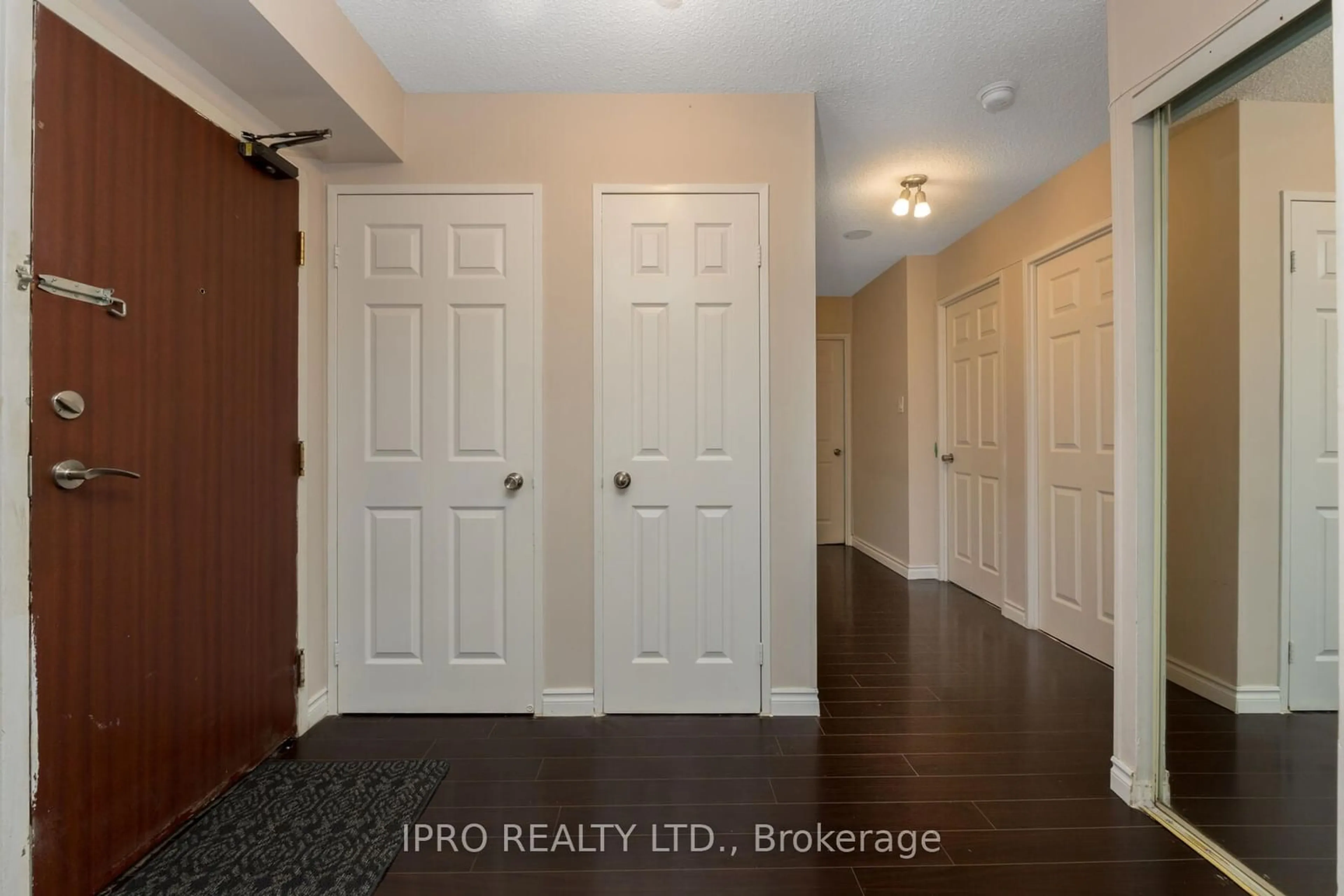 Indoor entryway for 5 Lisa St #805, Brampton Ontario L6T 4T4