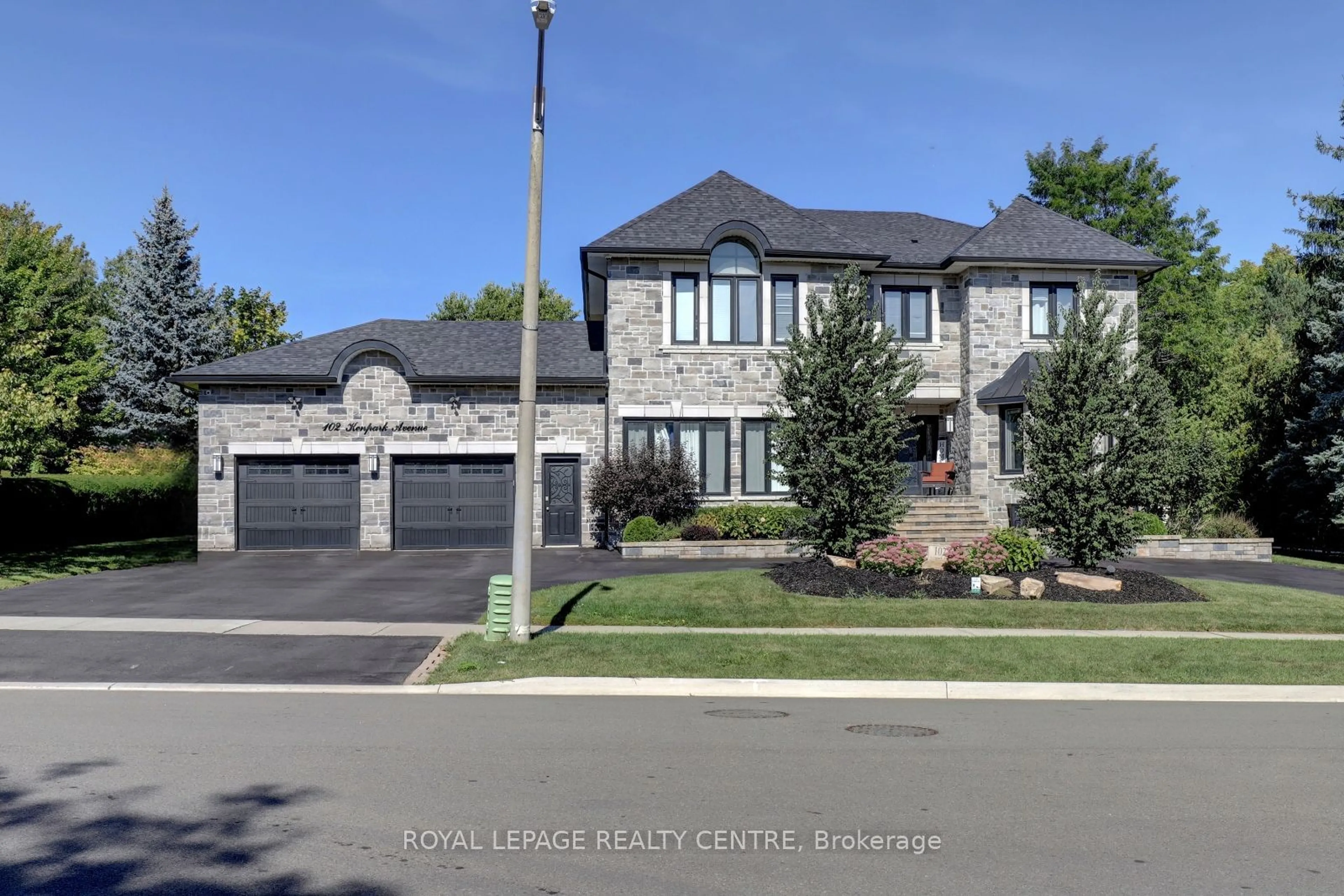 Frontside or backside of a home, the street view for 102 Kenpark Ave, Brampton Ontario L6Z 3J9