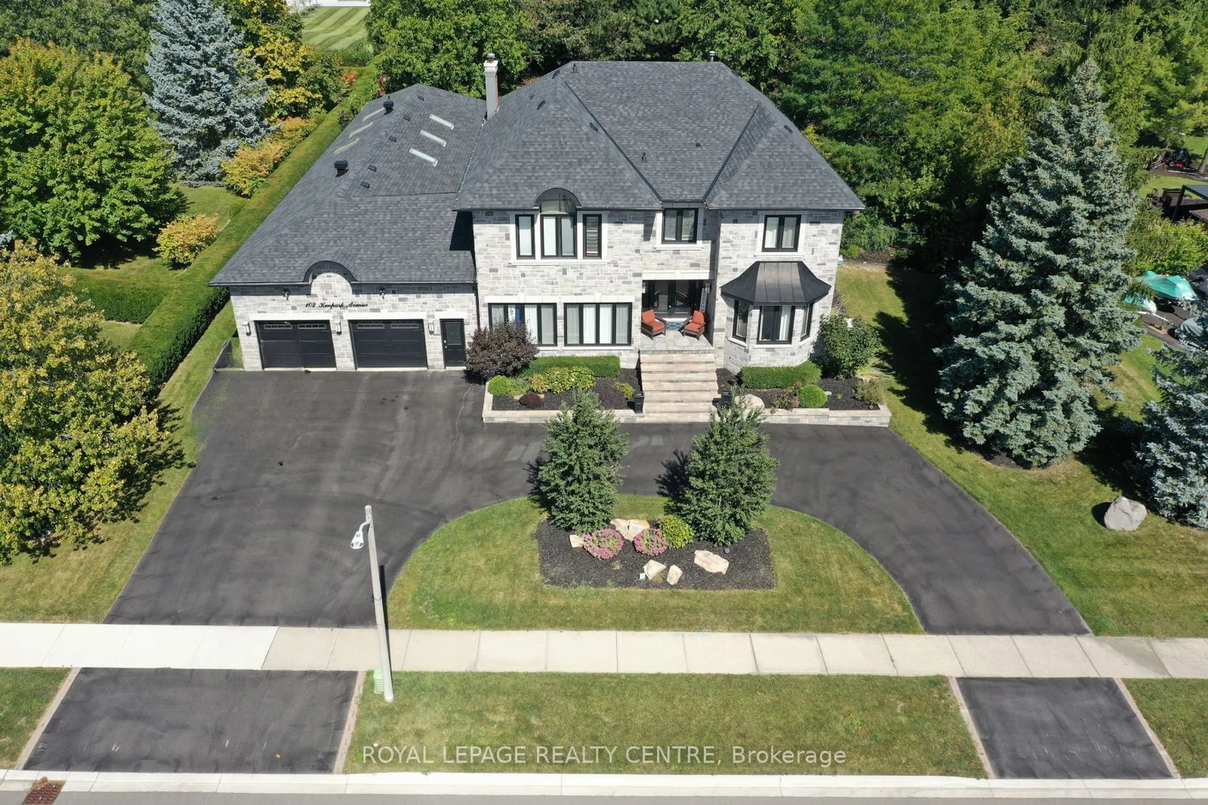 Frontside or backside of a home, the street view for 102 Kenpark Ave, Brampton Ontario L6Z 3J9