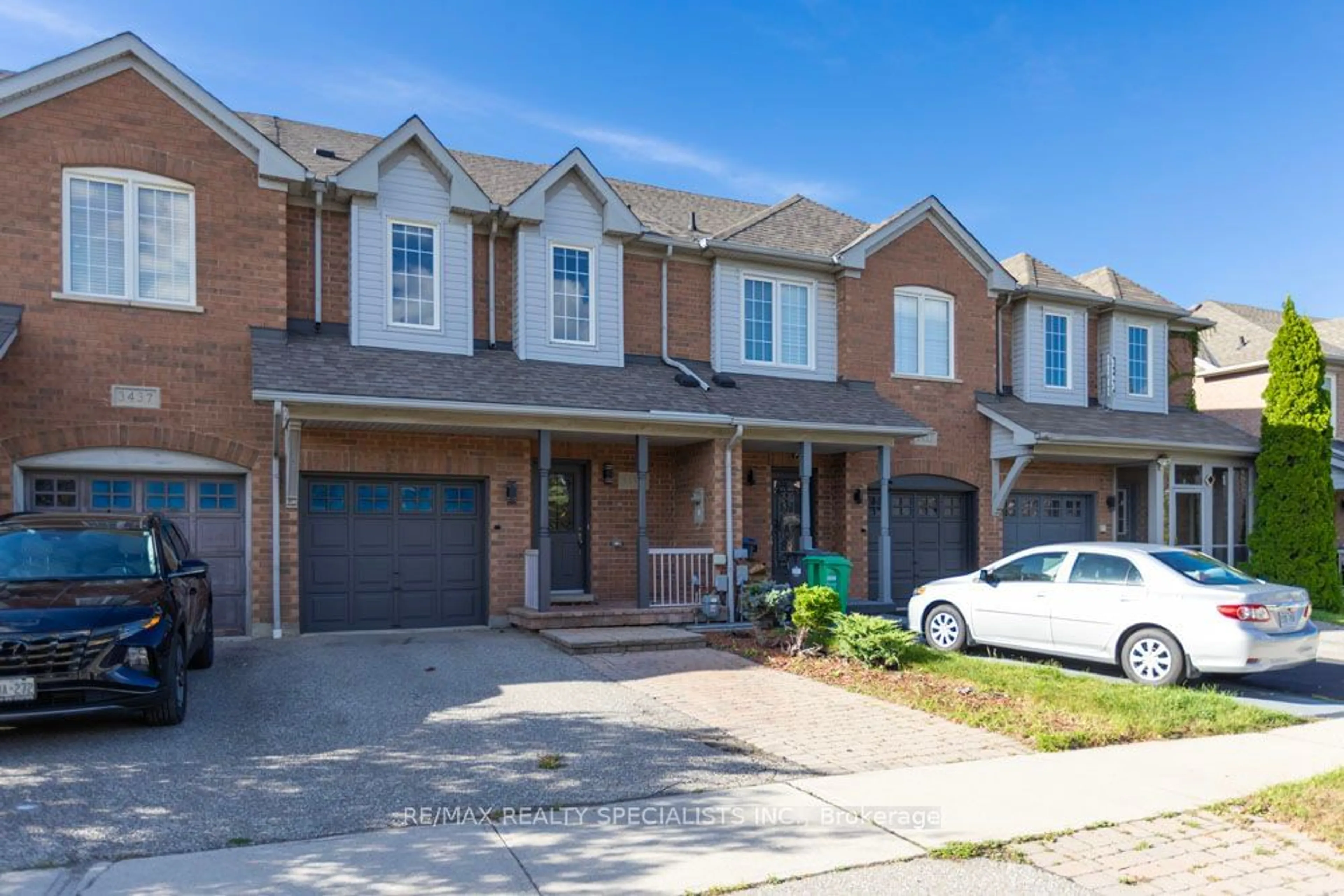 A pic from exterior of the house or condo for 3435 Angel Pass Dr, Mississauga Ontario L5M 7N5