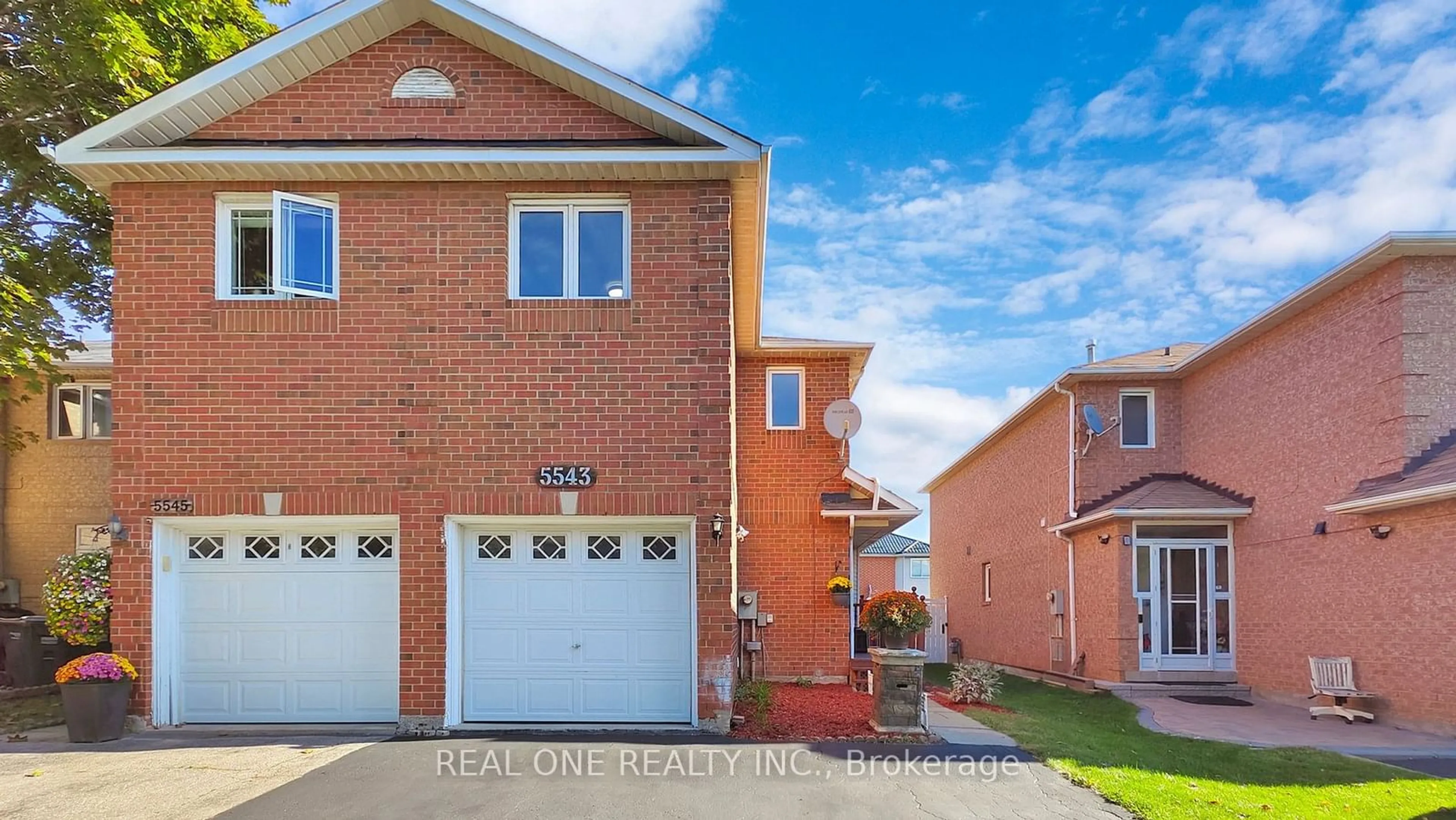 A pic from exterior of the house or condo, the front or back of building for 5543 Cortina Cres, Mississauga Ontario L4Z 3R1