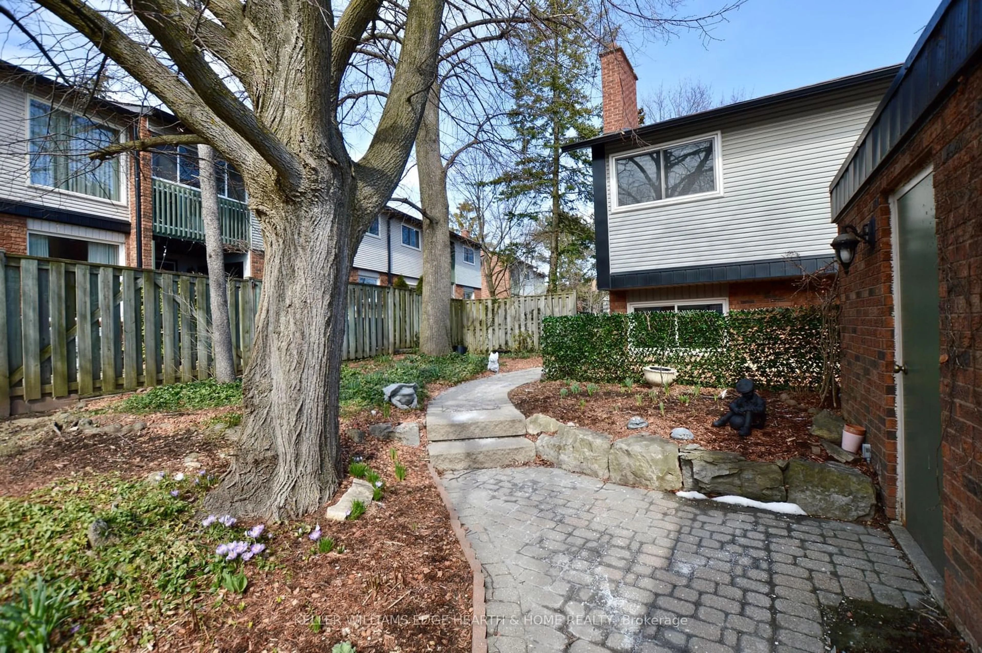 A pic from exterior of the house or condo, the street view for 1564 Kerns Rd #1, Burlington Ontario L7P 3A7