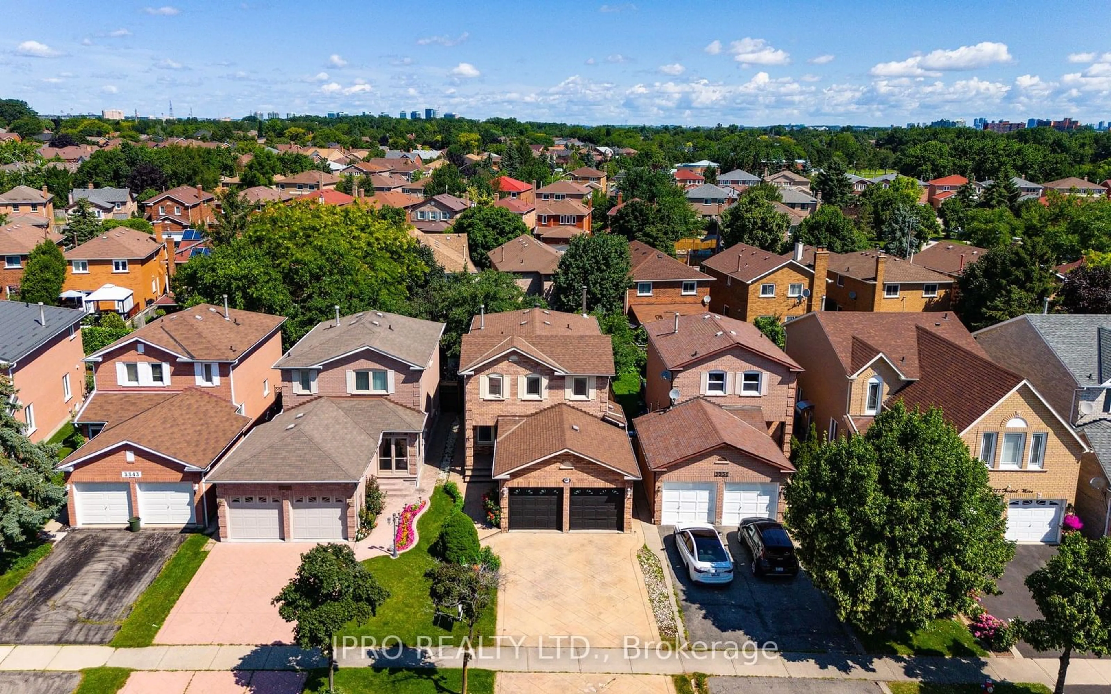 Frontside or backside of a home for 3335 Dovetail Mews, Mississauga Ontario L5L 5E9