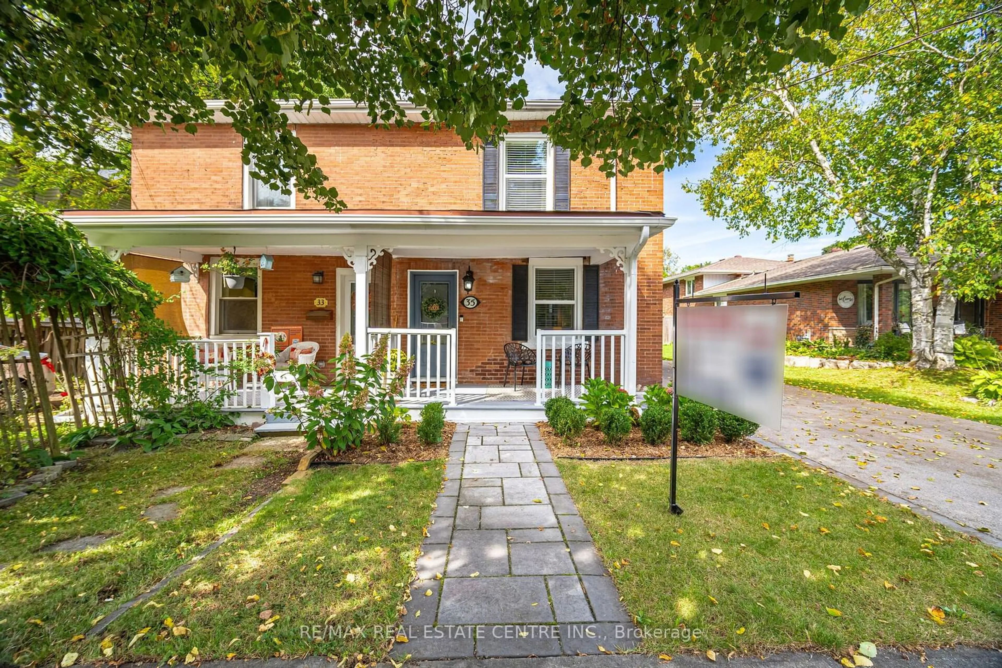 Home with brick exterior material for 35 Mill St, Milton Ontario L9T 1R7