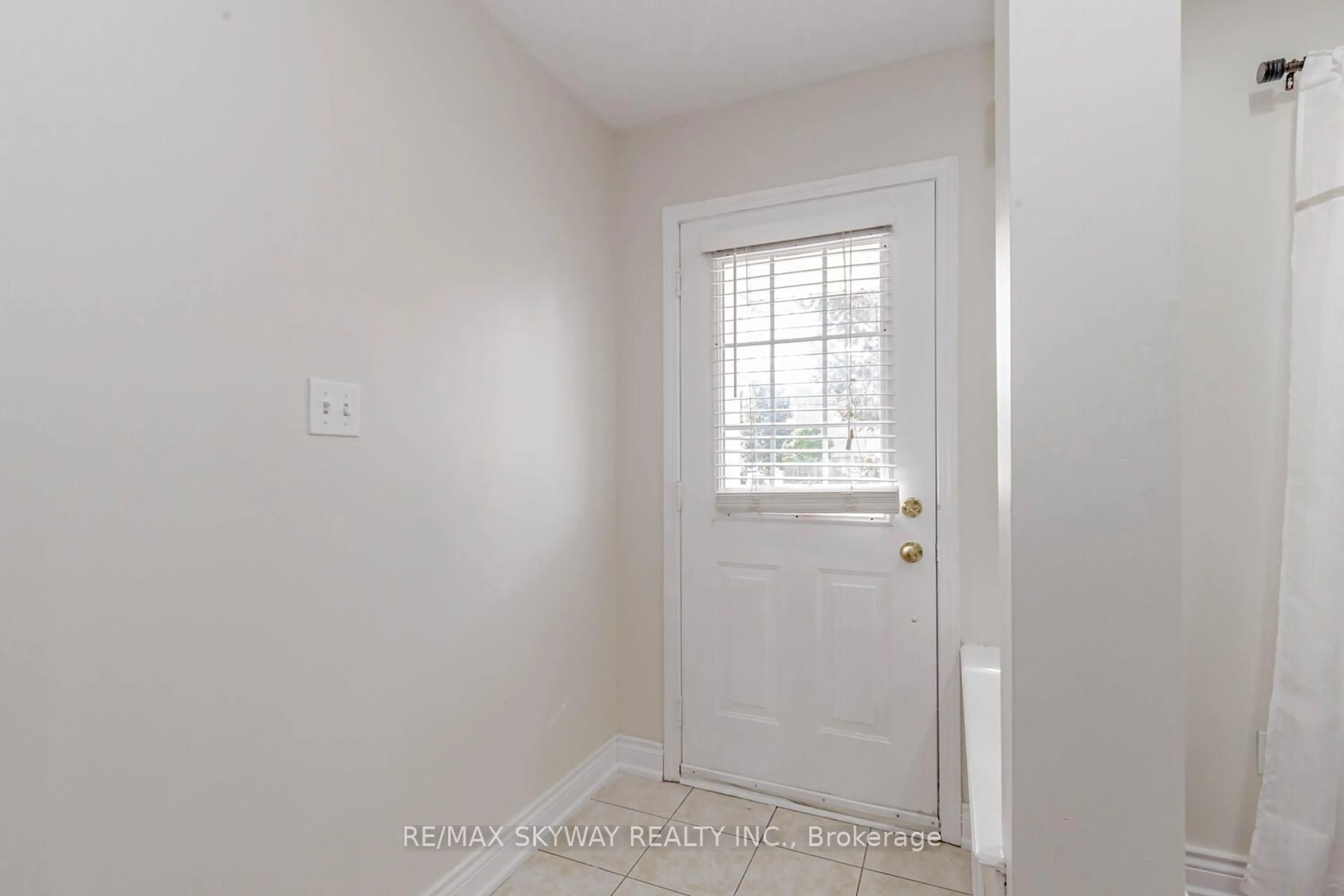 Indoor entryway, not visible floor for 32 Olivett Lane, Brampton Ontario L7A 2X3