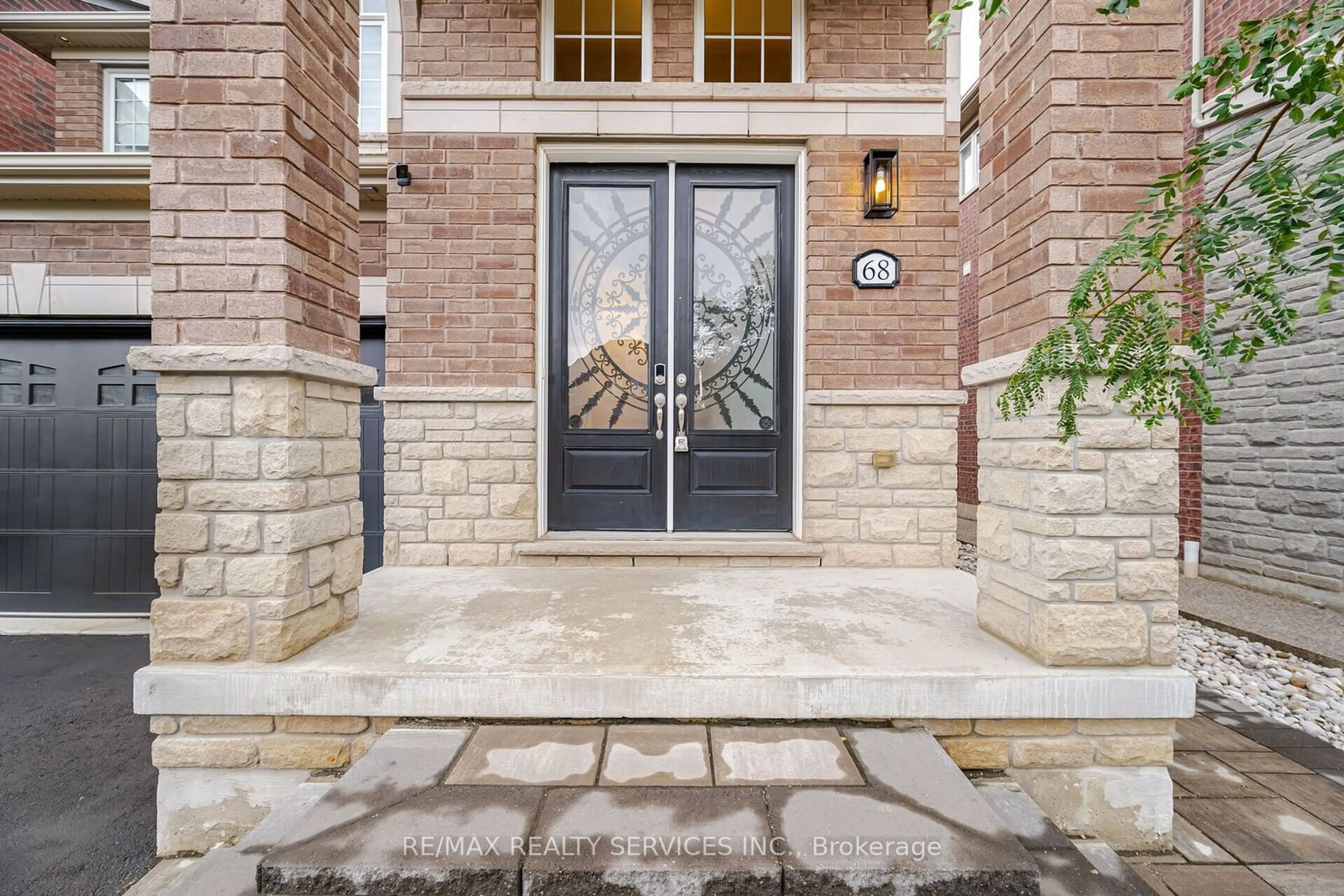 Indoor entryway for 68 Twistleton St, Caledon Ontario L7C 4B5