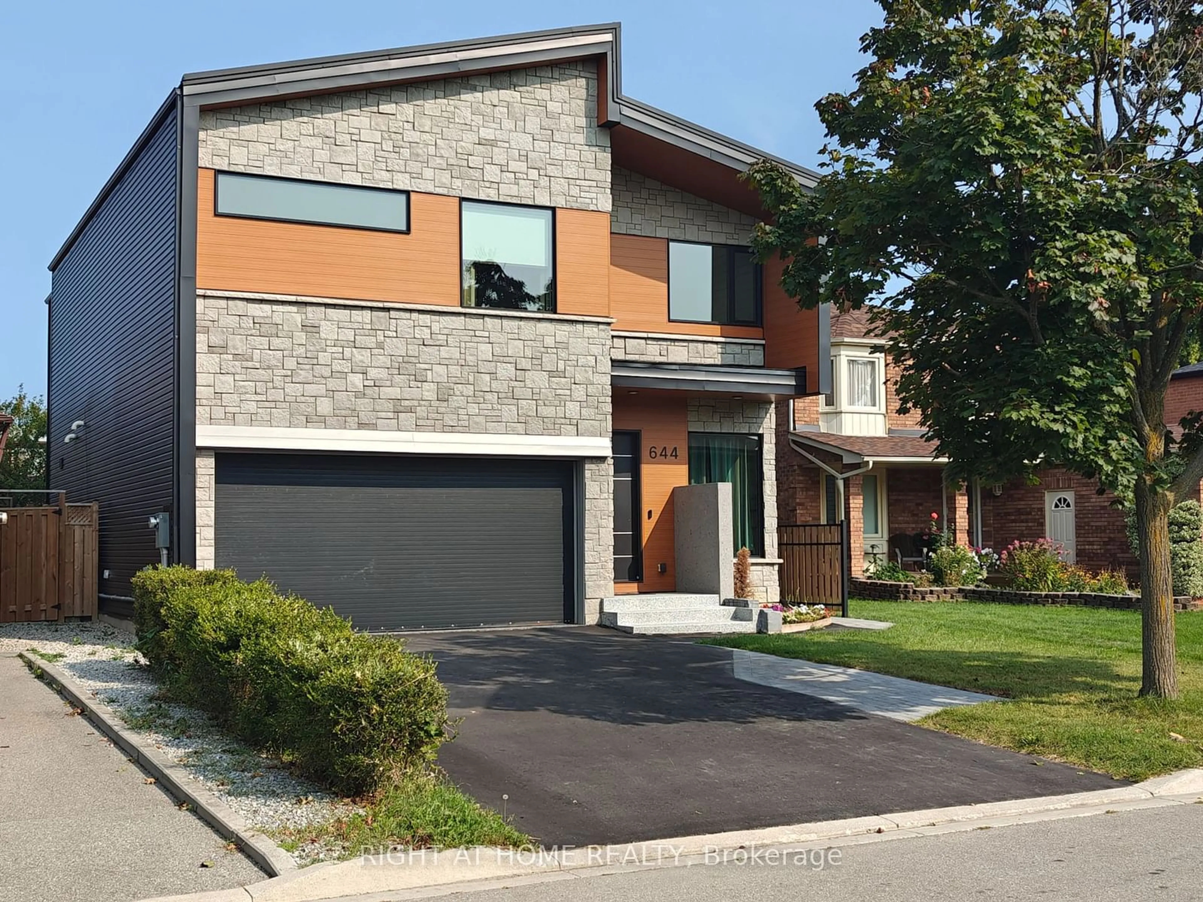 Home with brick exterior material for 644 Roselaire Tr, Mississauga Ontario L5R 3C5