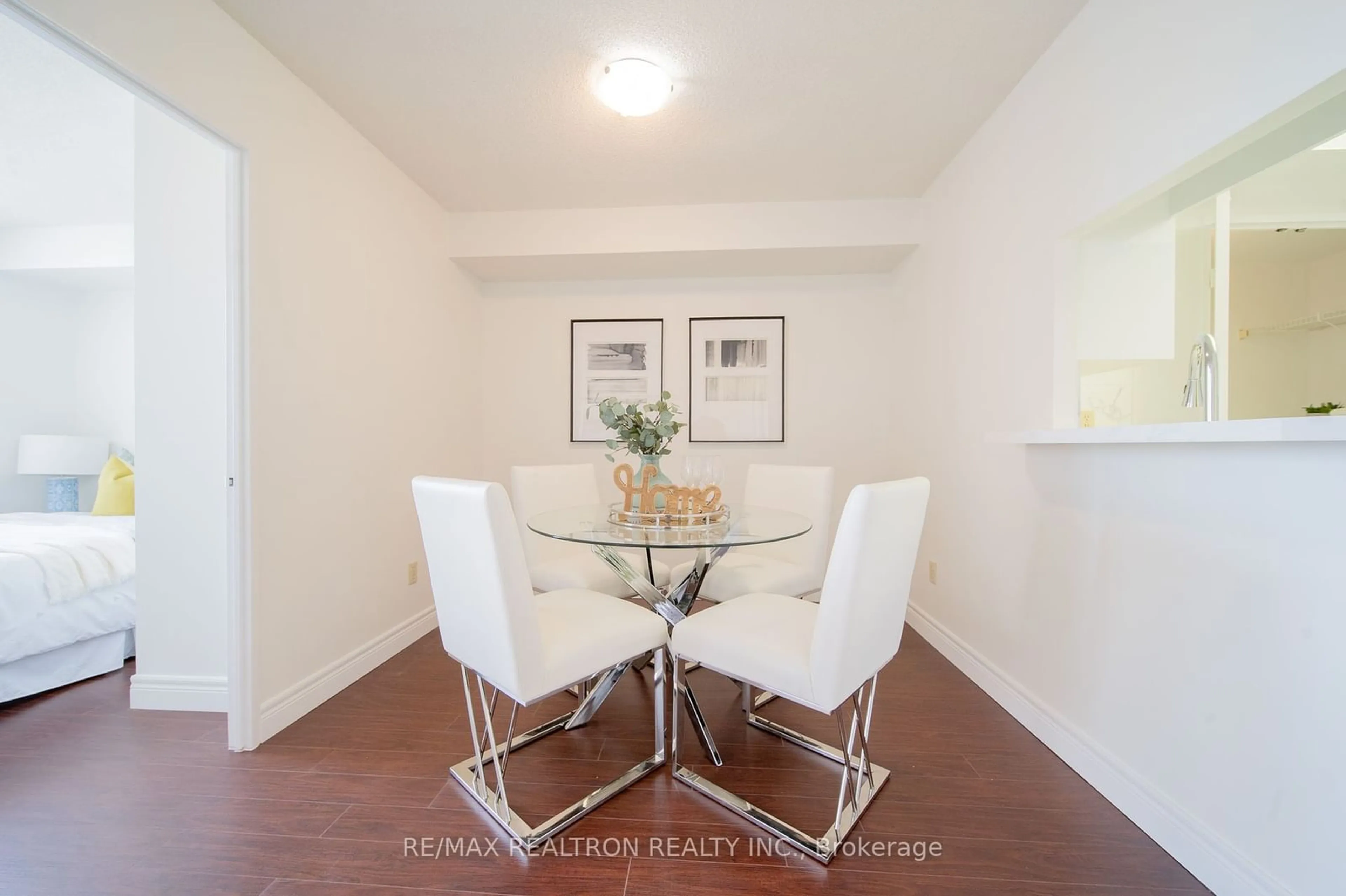 Dining room for 265 Enfield Pl #1905, Mississauga Ontario L5B 3Y7