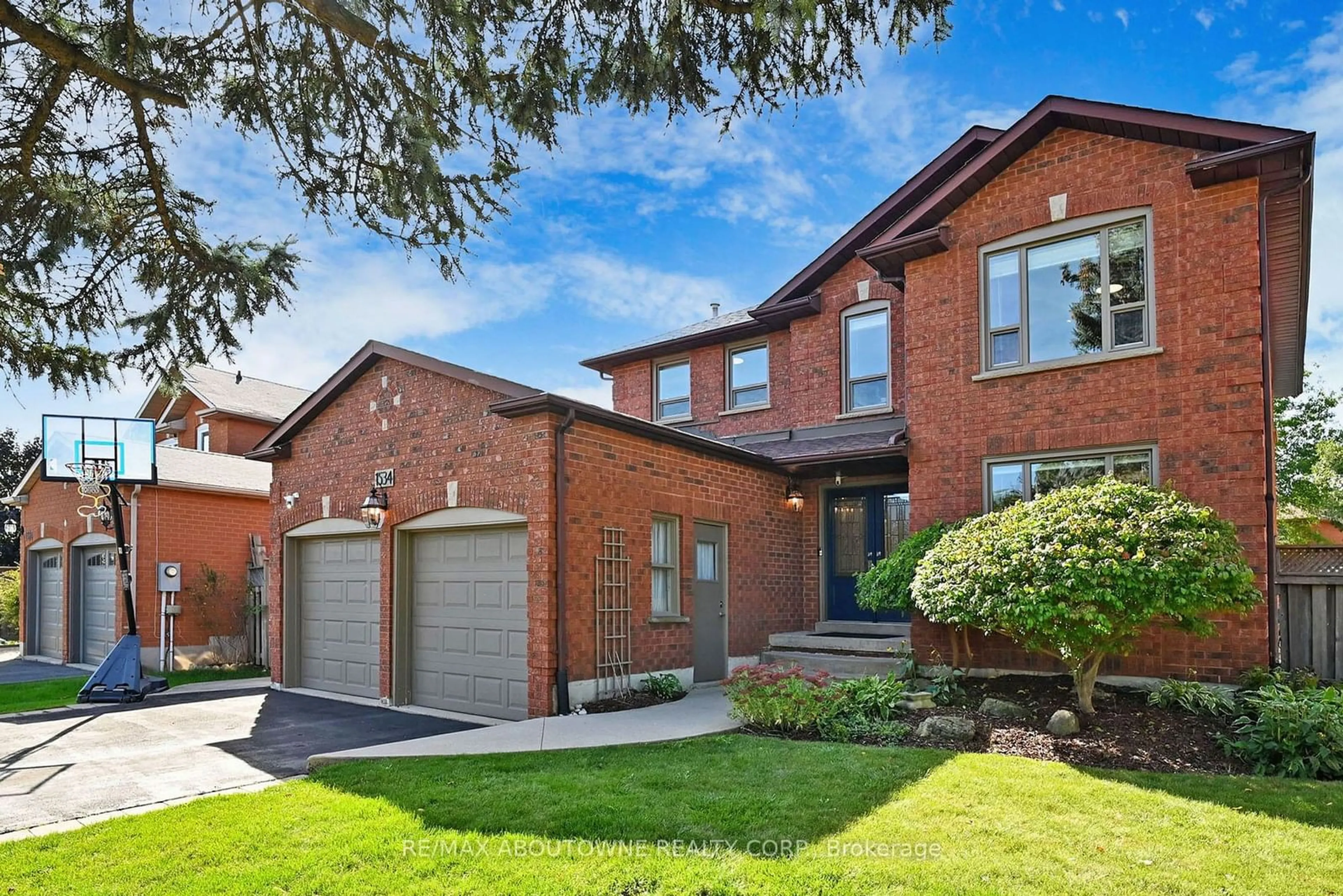 Home with brick exterior material for 1534 Heritage Way, Oakville Ontario L6M 2Z7