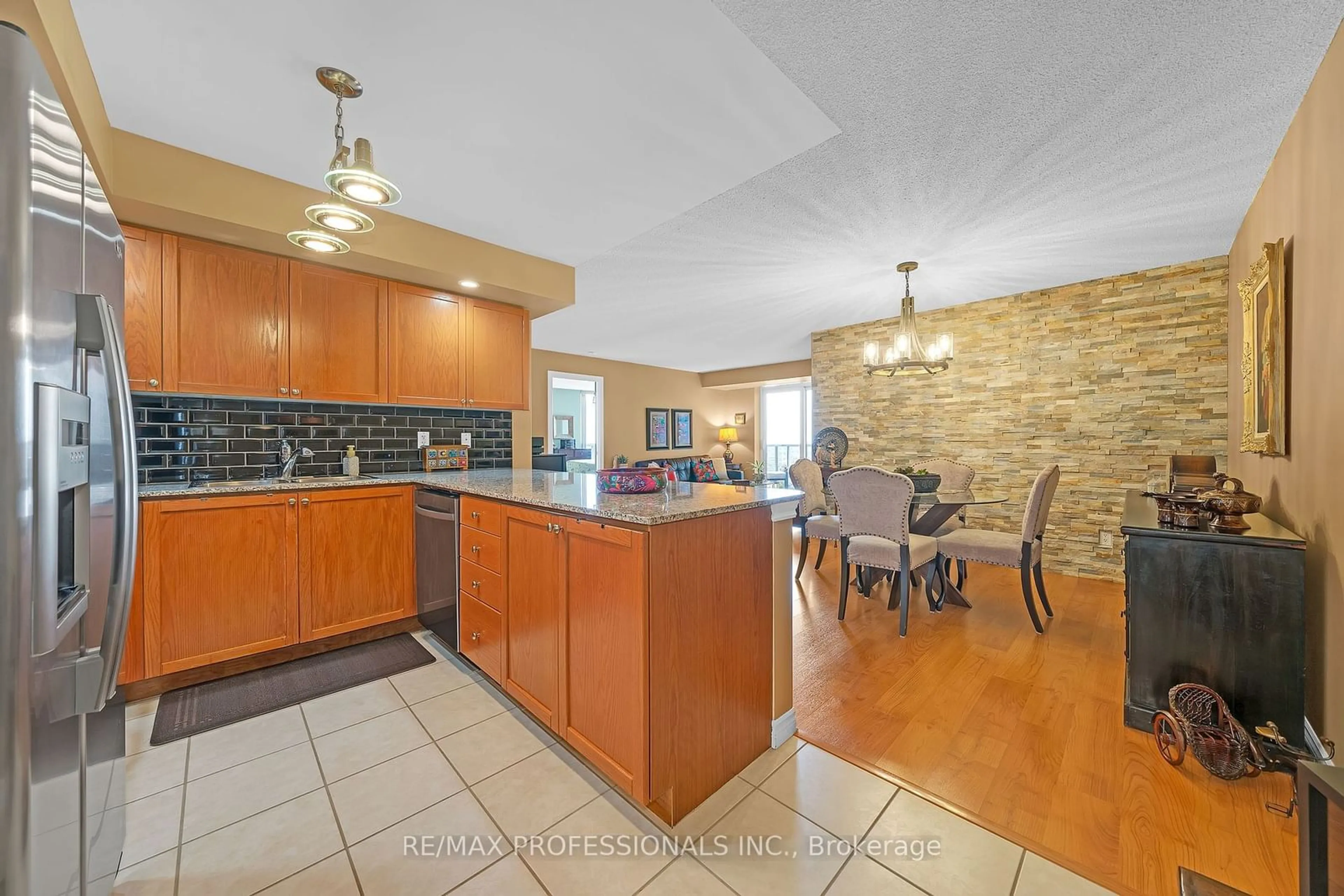 Standard kitchen, wood floors, cottage for 5233 Dundas St #1728, Toronto Ontario M9B 6M1