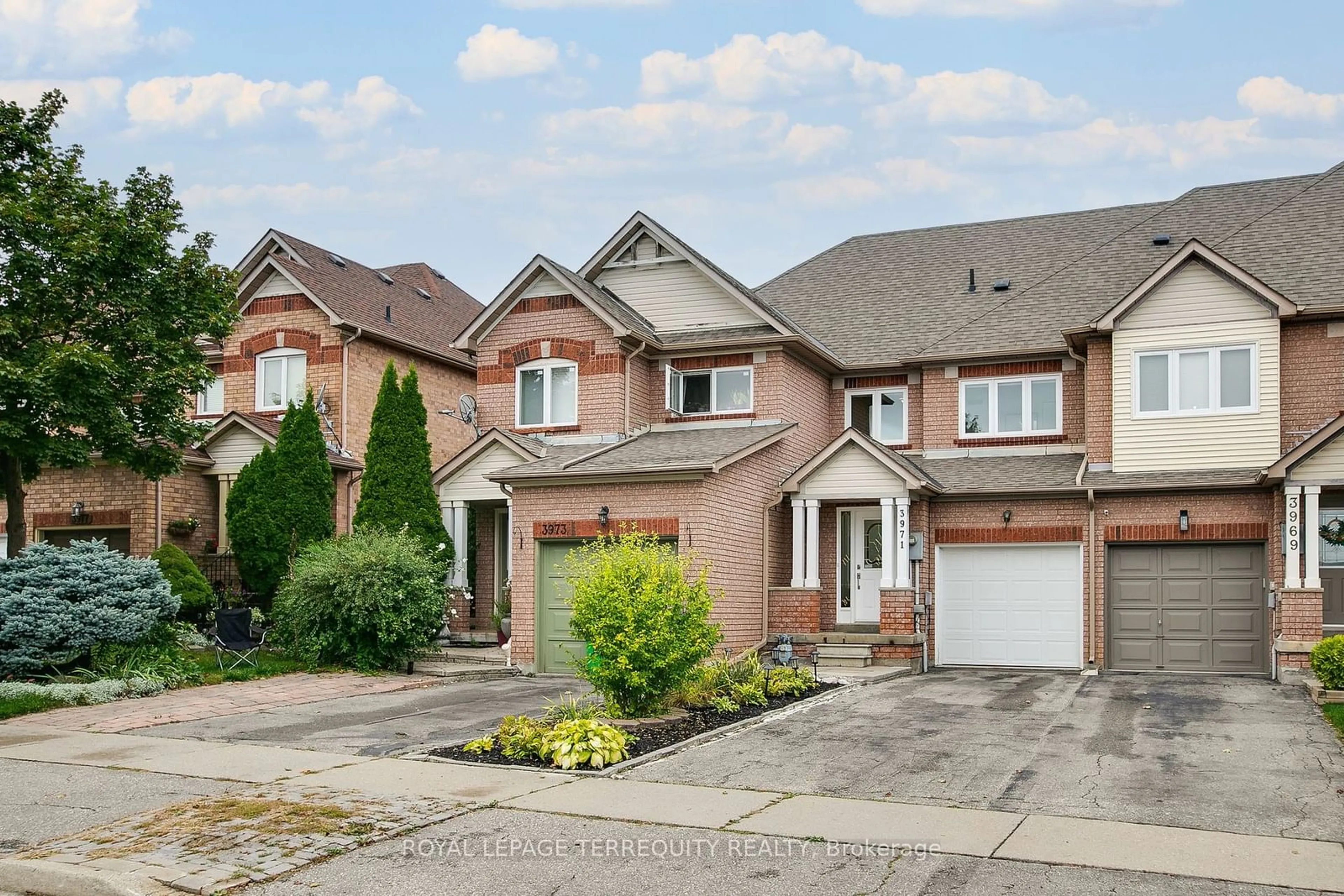 Frontside or backside of a home, the street view for 3971 Discovery Crt, Mississauga Ontario L5N 7H8