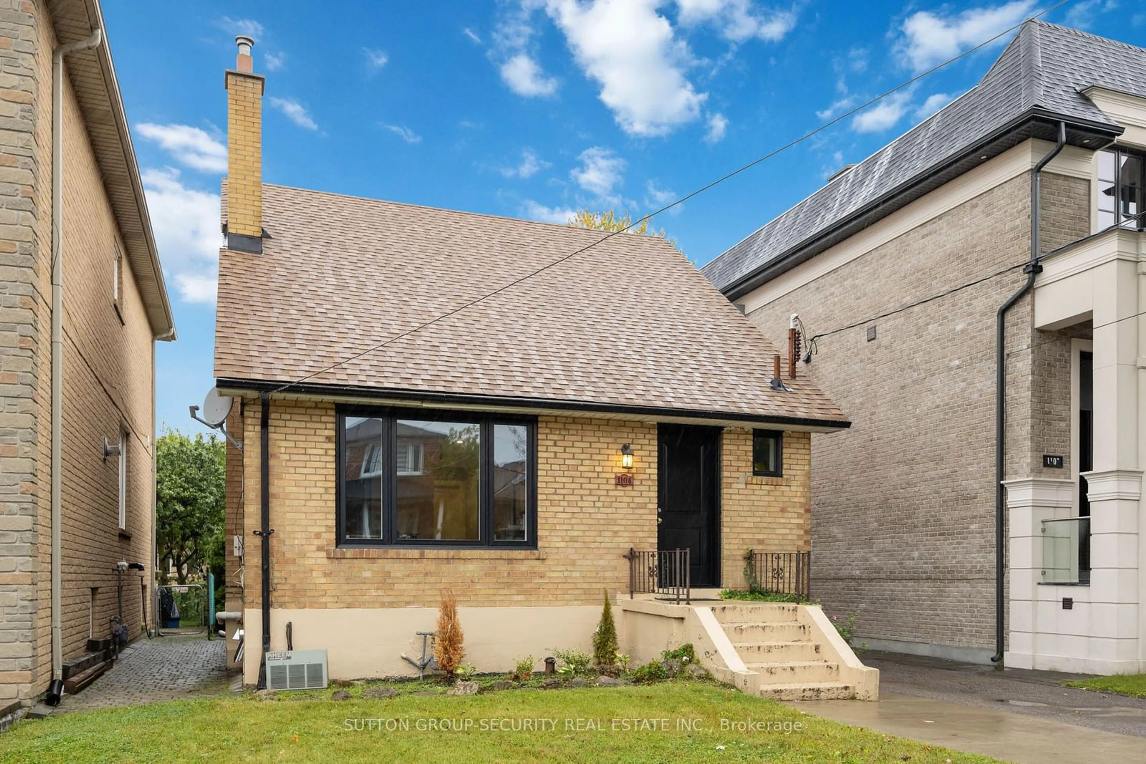 Home with brick exterior material for 1104 Glengrove Ave, Toronto Ontario M6B 2K4